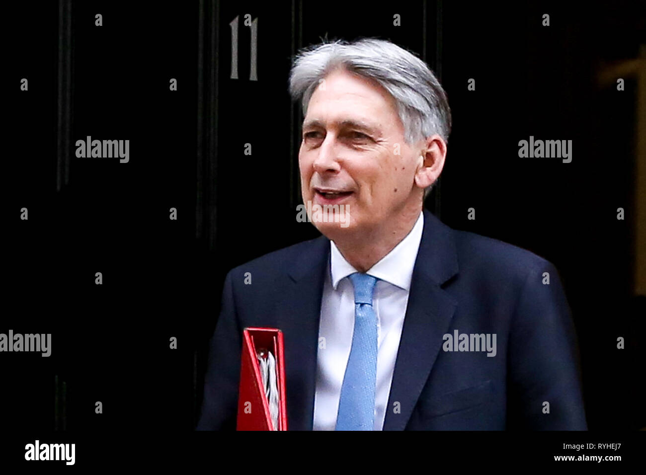 Der Schatzkanzler Phillip Hammond ist gesehen, die von Nr. 11 Downing Street für Unterhaus, in dem er den Zustand der britischen Wirtschaft in seiner Feder Erklärung wird dem Europäischen Parlament bekannt geben. Stockfoto