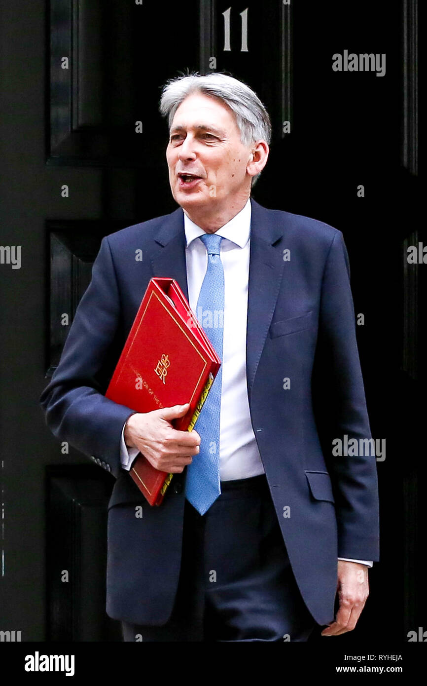 Der Schatzkanzler Phillip Hammond ist gesehen, die von Nr. 11 Downing Street für Unterhaus, in dem er den Zustand der britischen Wirtschaft in seiner Feder Erklärung wird dem Europäischen Parlament bekannt geben. Stockfoto