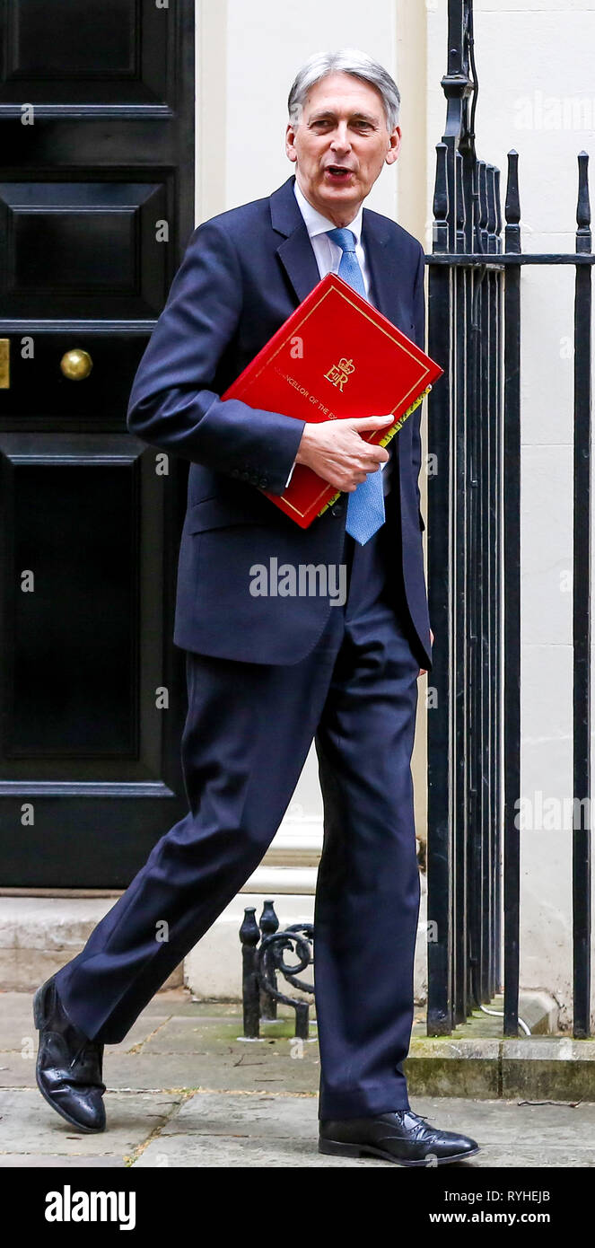 Der Schatzkanzler Phillip Hammond ist gesehen, die von Nr. 11 Downing Street für Unterhaus, in dem er den Zustand der britischen Wirtschaft in seiner Feder Erklärung wird dem Europäischen Parlament bekannt geben. Stockfoto