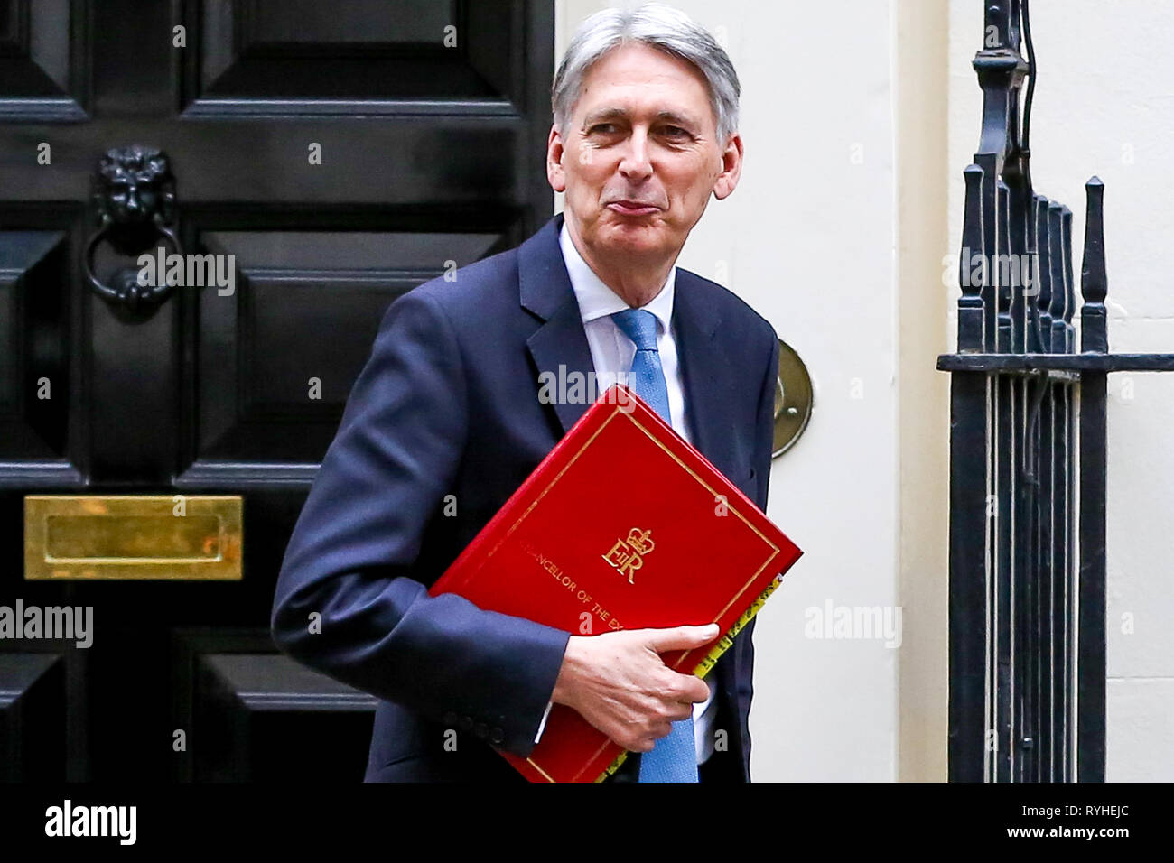 Der Schatzkanzler Phillip Hammond ist gesehen, die von Nr. 11 Downing Street für Unterhaus, in dem er den Zustand der britischen Wirtschaft in seiner Feder Erklärung wird dem Europäischen Parlament bekannt geben. Stockfoto
