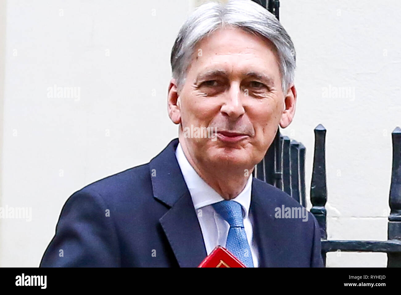 Der Schatzkanzler Phillip Hammond ist gesehen, die von Nr. 11 Downing Street für Unterhaus, in dem er den Zustand der britischen Wirtschaft in seiner Feder Erklärung wird dem Europäischen Parlament bekannt geben. Stockfoto