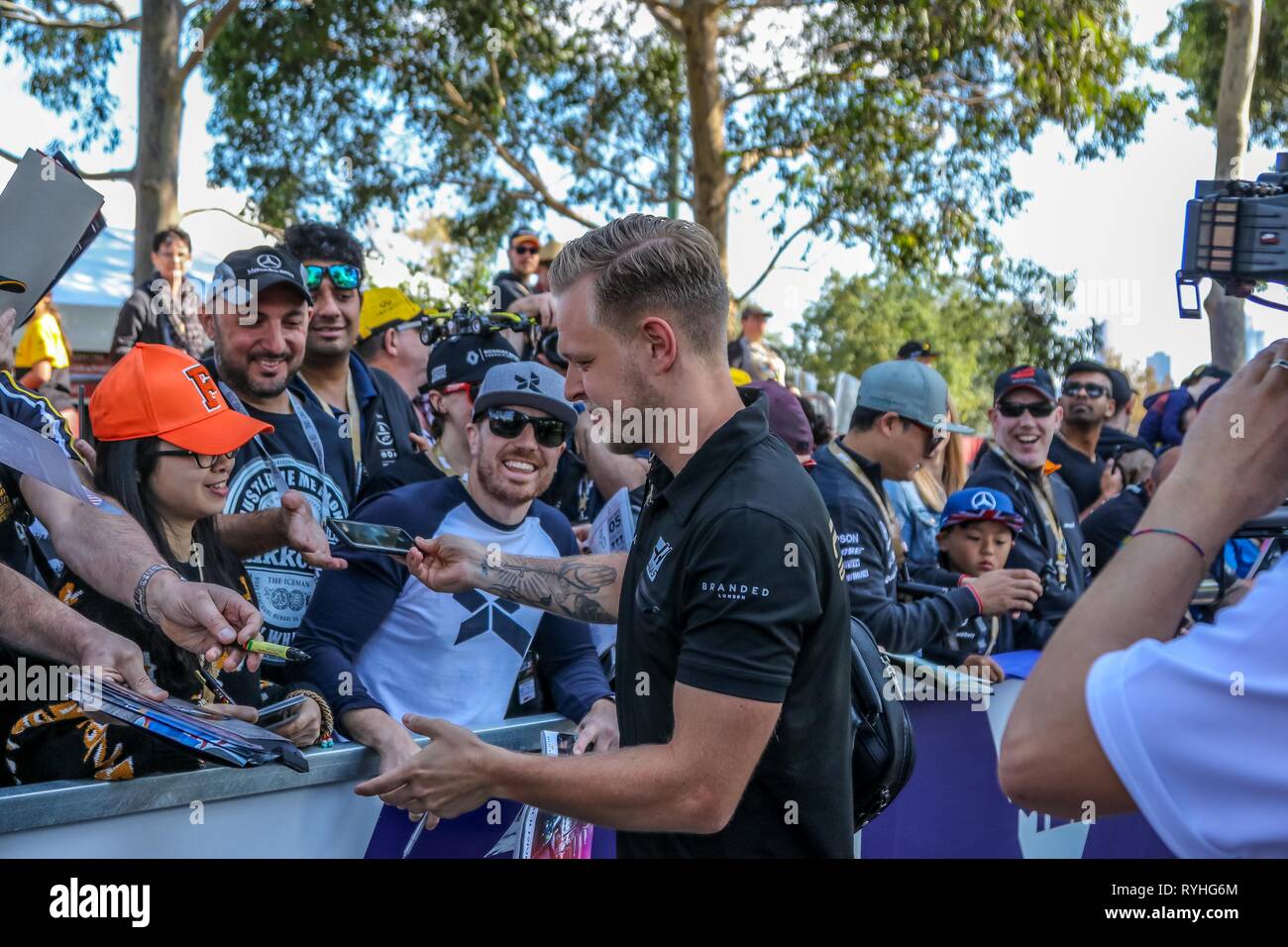 Melbourne, Victoria, Australien-14 März 2019 - FIA Formula One World Championship 2019 - Formel Eins Rolex Grand Prix von Australien - Nr. 20 Kevin Magnussen (Dänemark) Racing für Reiche Energie Haas F1 Racing Team posieren für Fotos mit den Fans. Credit: Brett Keating/Alamy leben Nachrichten Stockfoto