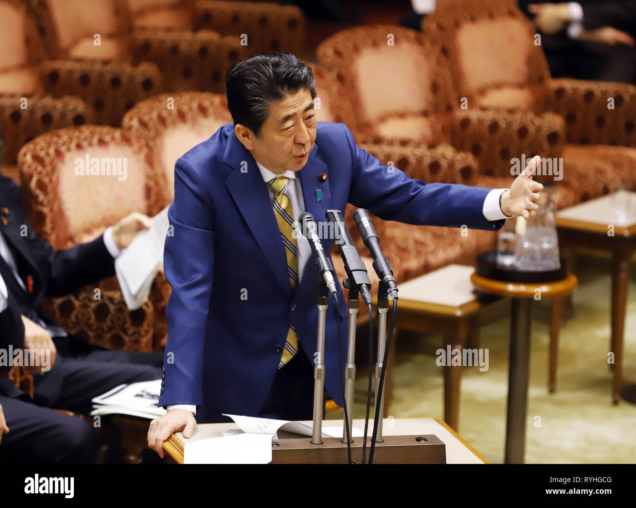 Tokio, Japan. 14 Mär, 2019. Der japanische Ministerpräsident Shinzo Abe Antworten eine Frage im Haushaltsausschuss Sitzung des oberen Haus am National Diet in Tokio am Donnerstag, 14. März 2019. Das Unterhaus verabschiedet eine Aufzeichnung 101 Billionen Yen Budget für das Geschäftsjahr 2019 Anfang dieses Monats. Credit: Yoshio Tsunoda/LBA/Alamy leben Nachrichten Stockfoto