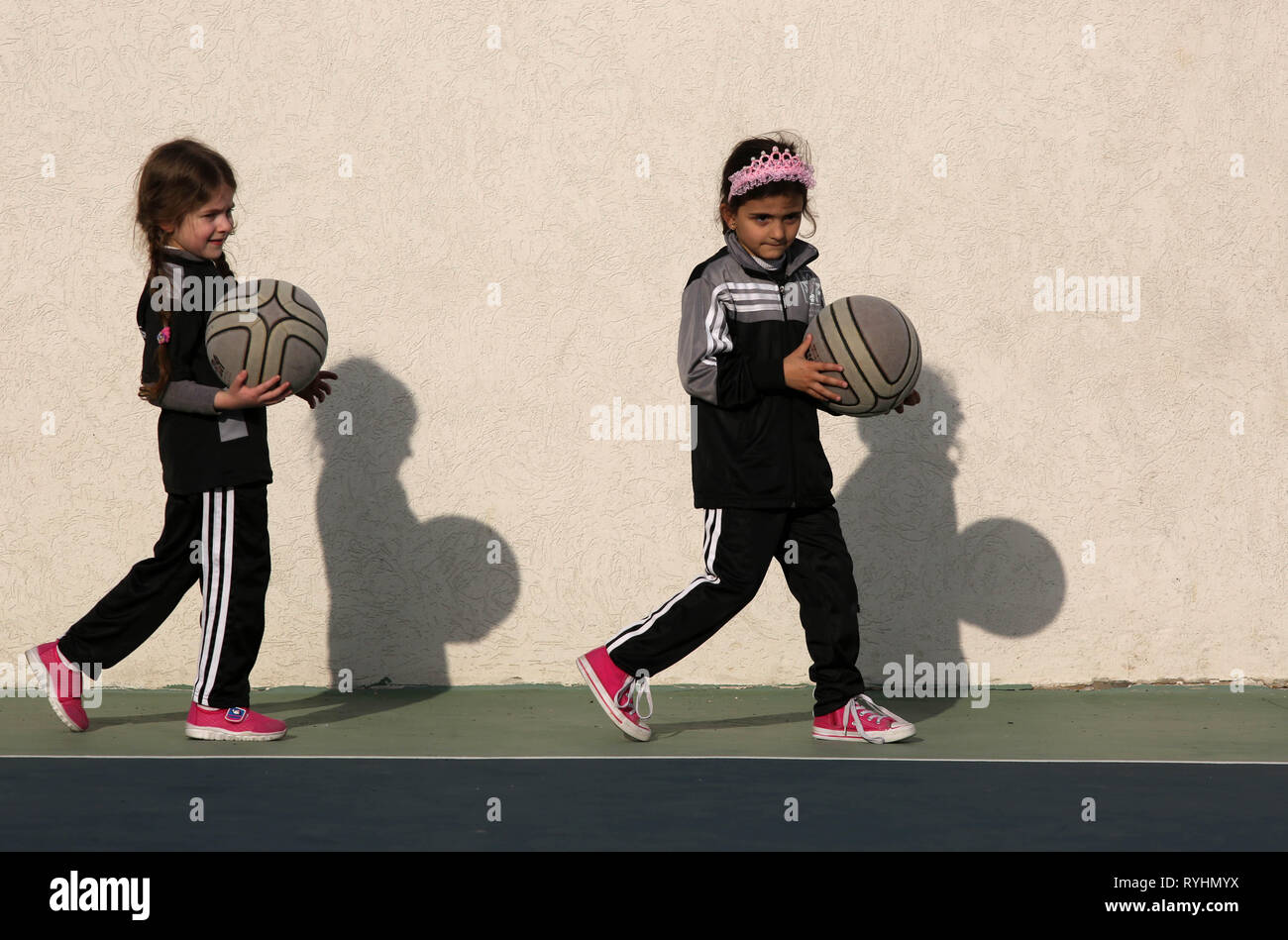 In Gaza. 12 Mär, 2019. Palästinensische Mädchen nehmen an einem Basketball Training, in der 'Beginnt' Academy, in Gaza-Stadt, 12. März 2019. Die Sterne, Reiterhof in Gaza Stadt, pflegt die Elite-level-Athleten, durch Training speziell für Frauen konzipiert, einschließlich zu bestellen, die befugt sind, weiblichen Athleten Kurse, mentale Stärke und Leadership Training. Credit: Stringer/Xinhua/Alamy leben Nachrichten Stockfoto