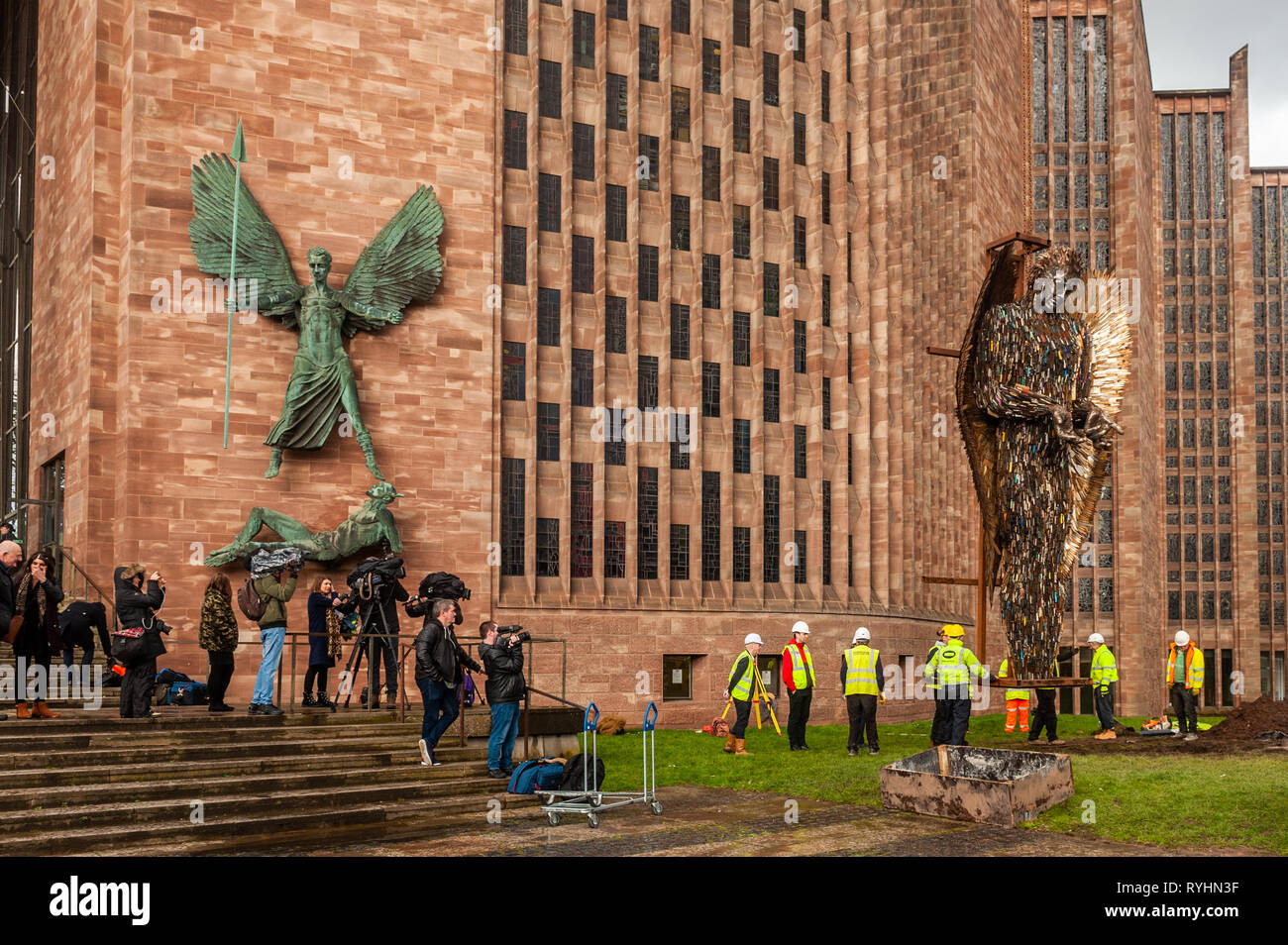 Coventry, West Midlands, UK. 14. März, 2019. Das Messer Engel, der sich aus 100.000 Messer, die in der Polizei um das Land übergeben wurden, wurde heute außerhalb der Kathedrale von Coventry. Das Messer Engel ist eine 27 Meter hohe Skulptur aus Messer von der Künstlerin Alfie Bradley als physische Erinnerung an die Auswirkungen von Gewalt und Aggression. Es ist in Coventry, bis 23. April. Credit: Andy Gibson/Alamy Leben Nachrichten. Stockfoto