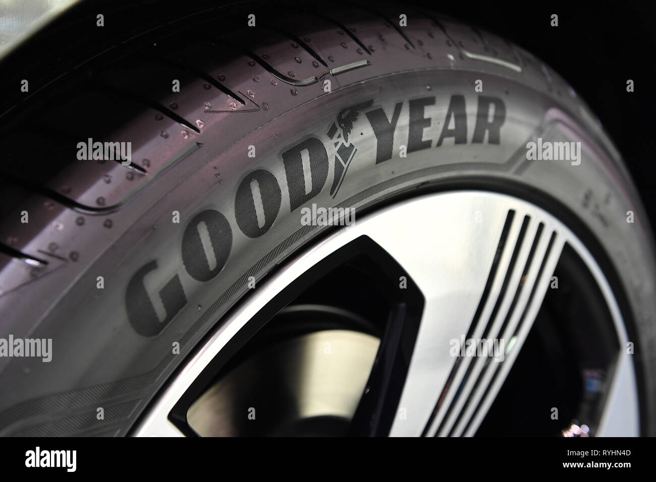 GoodYear reifen, an einem Audi e-tron 55 Quattro. Gott, dem  Reifenhersteller.. Jahrespressekonferenz 2019 der Audi AG  Aktiengesellschaft in Ingolstadt am 14.03.2019 .. | Verwendung weltweit  Stockfotografie - Alamy