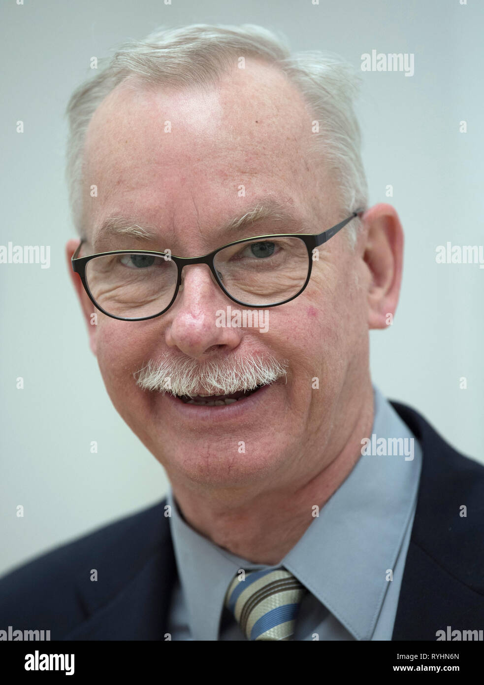 14. März 2019, Hessen, Frankfurt/Main: Franz-Ulrich Hartl, Sieger der Paul-Ehrlich-und-Ludwig-Darmstaedter-Preis, hat selbst fotografiert an der Universität vor Beginn der Pressekonferenz. Die Auszeichnung wird in der Paulskirche vorgestellt und ist mit 120.000 Euro dotiert. Foto: Boris Roessler/dpa Stockfoto