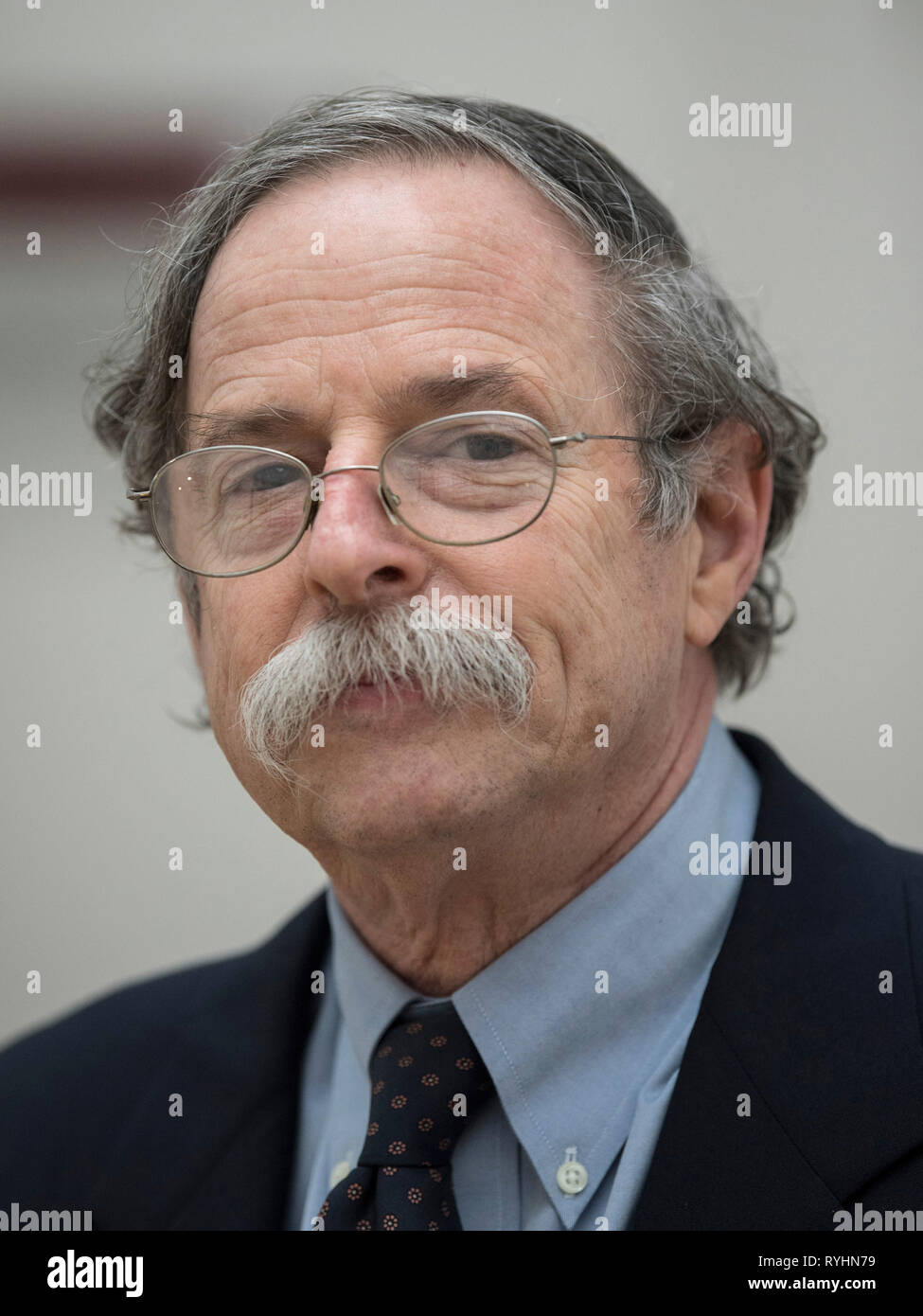 14. März 2019, Hessen, Frankfurt/Main: Arthur L. Horwich, Sieger der Paul-Ehrlich-und-Ludwig-Darmstaedter-Preis, hat selbst fotografiert an der Universität vor der Pressekonferenz beginnt. Die Auszeichnung wird in der Paulskirche vorgestellt und ist mit 120.000 Euro dotiert. Foto: Boris Roessler/dpa Stockfoto