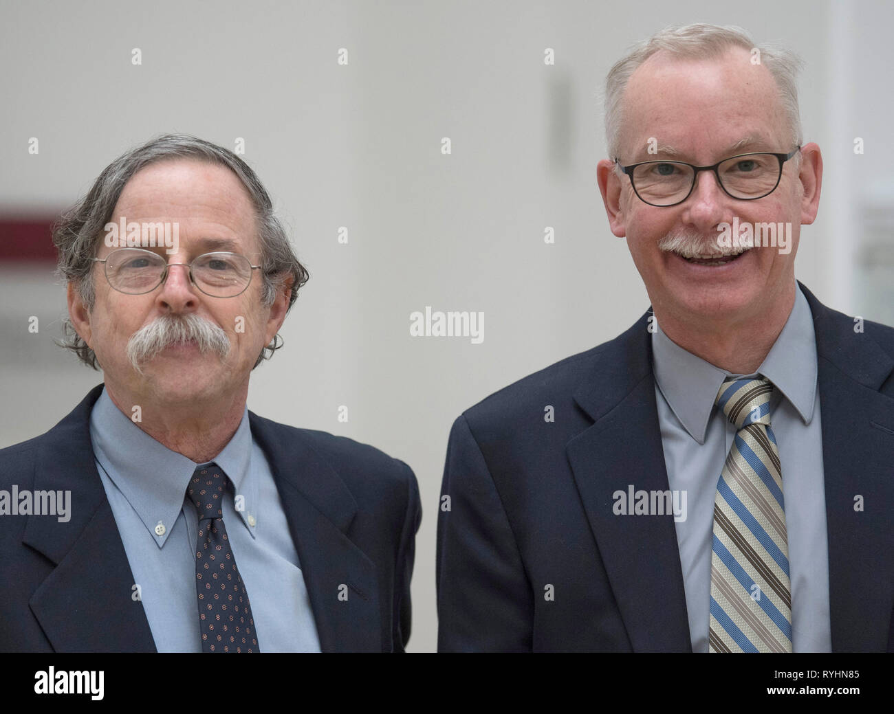 14. März 2019, Hessen, Frankfurt/Main: Die Preisträger der Paul-Ehrlich-und-Ludwig-Darmstaedter-Preis, Franz-Ulrich Hartl (r) und Arthur L. Horwich, sprechen Sie vor Beginn der Pressekonferenz an der Universität. Die Auszeichnung wird in der Paulskirche vorgestellt und ist mit 120.000 Euro dotiert. Foto: Boris Roessler/dpa Stockfoto