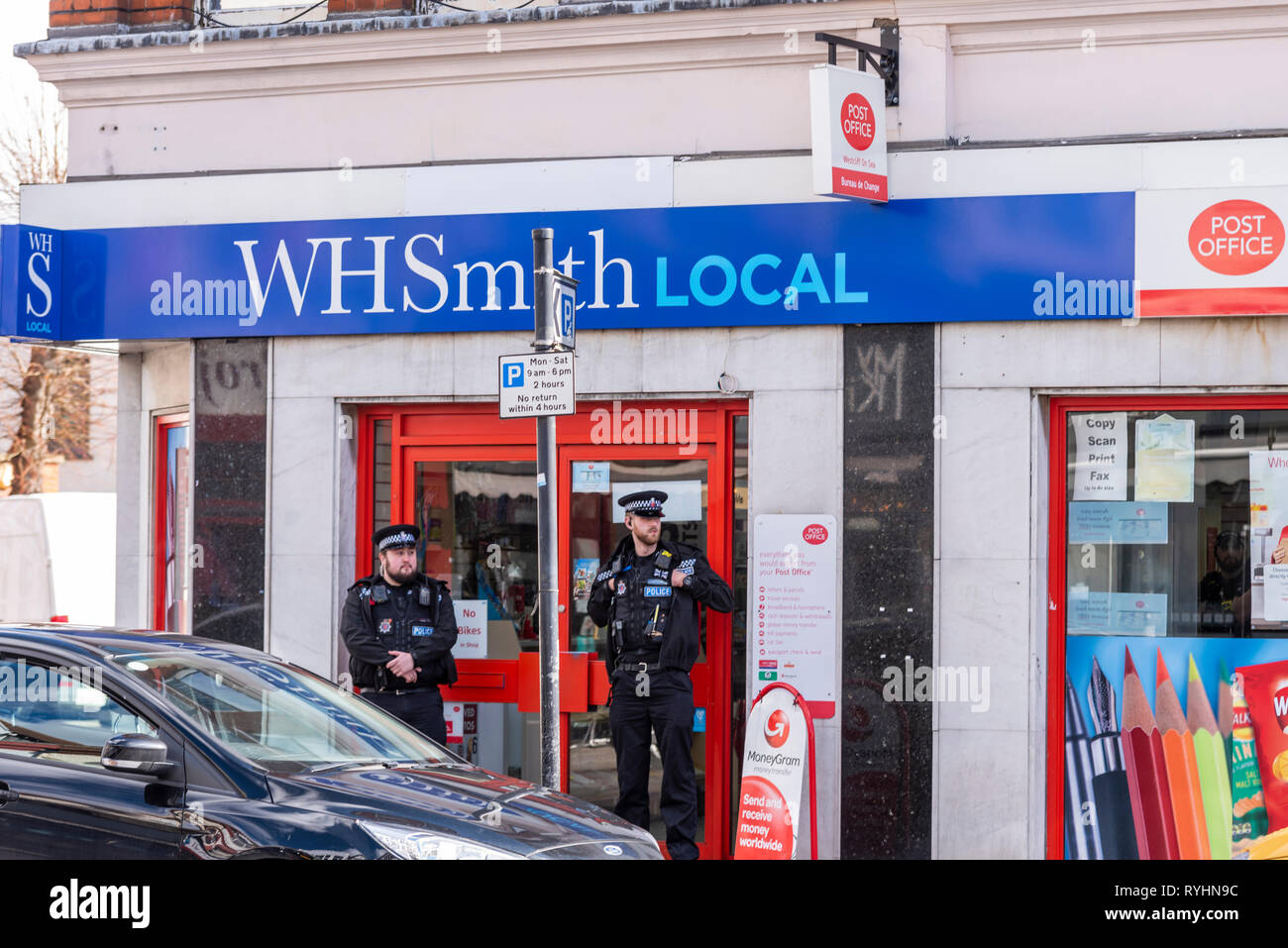 Bewaffnete Polizei zur Post in Hamlet Court Road, Westcliff on Sea, Southend, Essex, UK um 10:50, nachdem ein Mann die Räumlichkeiten halten, was als, das wie eine Waffe mit einem Beutel über es beschrieben wurde. Der Mann als Weiße beschrieben, um 5 ft8 ins groß, trägt blaue Jeans, einen dunklen Jacke mit Kapuze, schwarz Trainer und ein beanie - Stil hat hat nicht begriffen worden. Es ist die Zweite bewaffneten Zwischenfall in der Straße diese Woche Stockfoto