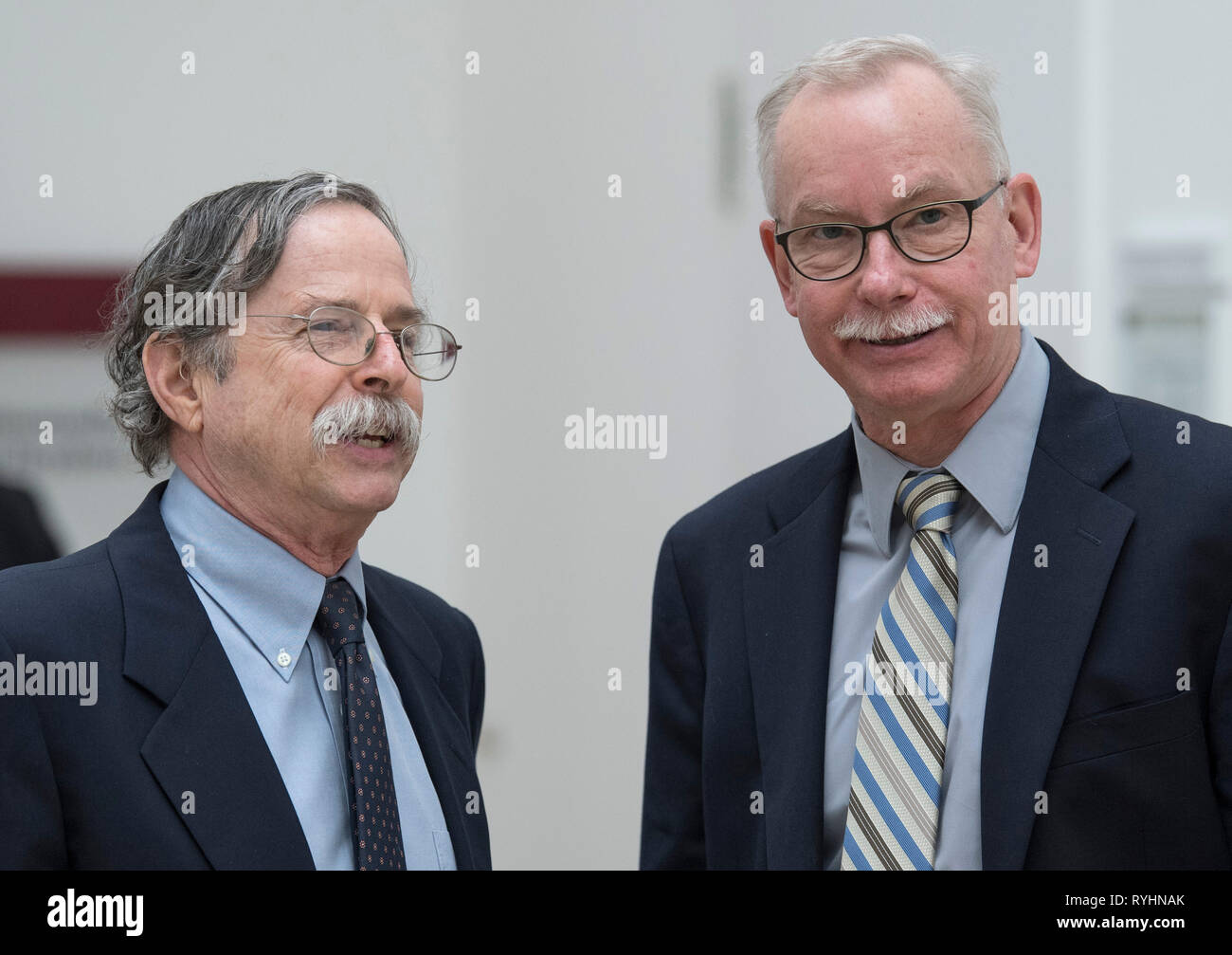 14. März 2019, Hessen, Frankfurt/Main: Die Preisträger der Paul-Ehrlich-und-Ludwig-Darmstaedter-Preis, Franz-Ulrich Hartl (r) und Arthur L. Horwich, sprechen Sie vor Beginn der Pressekonferenz an der Universität. Die Auszeichnung wird in der Paulskirche vorgestellt und ist mit 120.000 Euro dotiert. Foto: Boris Roessler/dpa Stockfoto