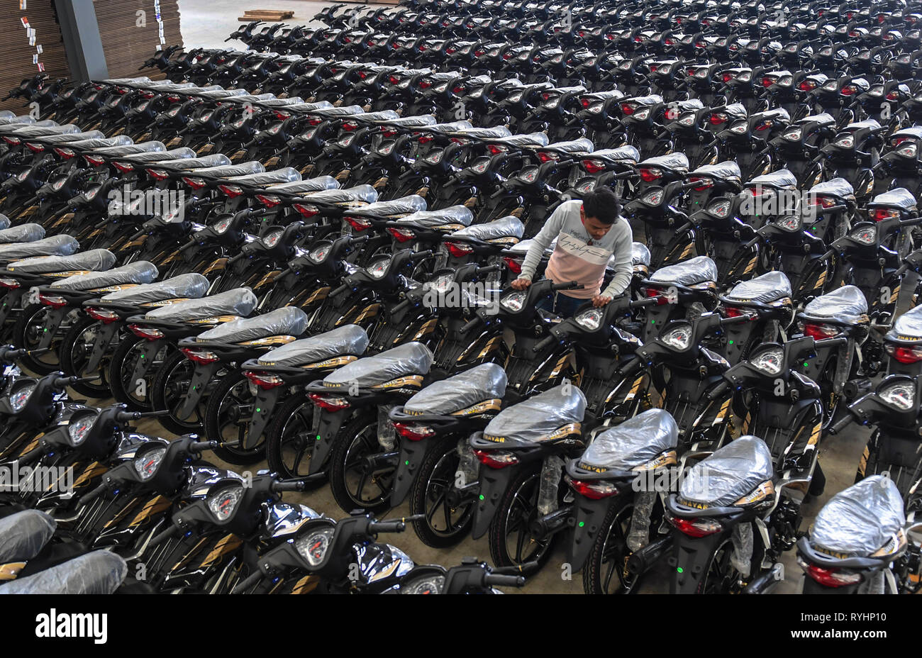 (190313) - RUILI, 13. März 2019 (Xinhua) - Abgeschlossen Motorräder werden auf einem Workshop in Yunnan Yinxiang Motorrad Manufacturing Co., Ltd. in Ruili, im Südwesten der chinesischen Provinz Yunnan, 8. März 2019 gesehen. Die Produkte der Firma werden hauptsächlich nach Süd- und südostasiatischen Ländern verkauft. Das Unternehmen hat mehr als 10.000 Verkaufsstellen in Myanmar. Ruili, einer Stadt an der Grenze China-Myanmar, ist ein wichtiges Land Hafen im Südwesten Chinas. Eine berühmte chinesische Song namens 'Es ist ein schöner Ort" beschreibt die Schönheit der Stadt, mit seiner einzigartigen Landschaft und bunte Folklore. In Stockfoto