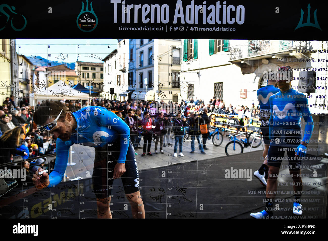 Camaiore, Italien. 14. Mär 2019. Sport Ciclismo Tirreno-Adriatico 2019 - EDIZIONE 54-da Camaiore ein Pomarance (195 km) Nella Foto: &#xa0; ich corridori Al foglio Firma Foto Gian Mattia D'Alberto/LaPresse März 14, 2018, Camaiore (Italien) Sport Radsport Tirreno-Adriatico 2019 - Edition 54 - Camaiore in Pomarance (121 Miglia) Im Pic: &#xa0; die Ryders bei der Unterzeichnung podium Credit: LaPresse/Alamy leben Nachrichten Stockfoto