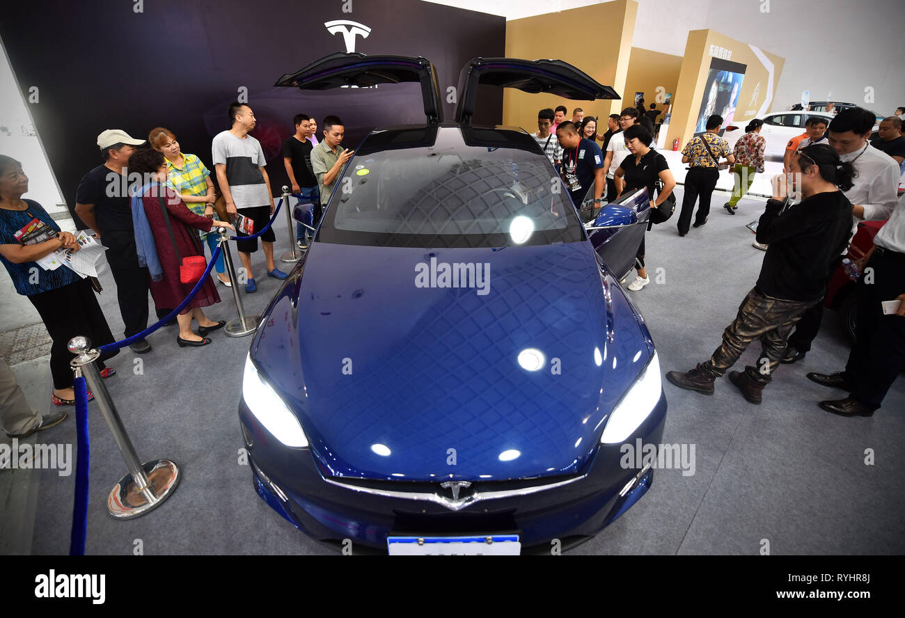 (190314) - HAIKOU, 14. März 2019 (Xinhua) - die Leute besuchen die 16. Internationale Auto Ausstellung in Hainan Hainan International Conference & Exhibition Center in Haikou, der Hauptstadt von South China Hainan Provinz. 16 Hainan International Auto Ausstellung startete hier am Donnerstag. (Xinhua / Guo Cheng) Stockfoto