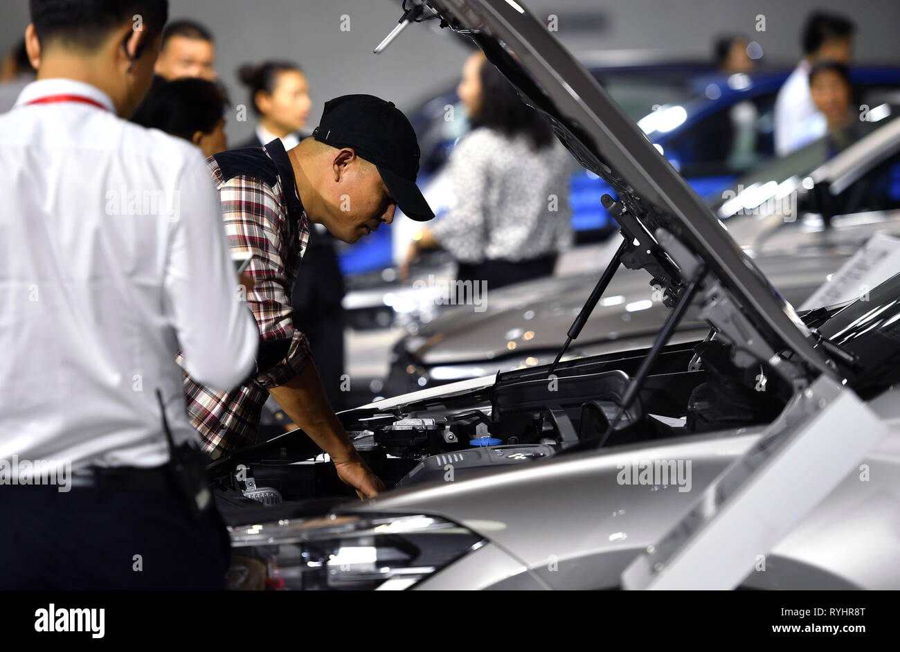 (190314) - HAIKOU, 14. März 2019 (Xinhua) - die Leute besuchen die 16. Internationale Auto Ausstellung in Hainan Hainan International Conference & Exhibition Center in Haikou, der Hauptstadt von South China Hainan Provinz. 16 Hainan International Auto Ausstellung startete hier am Donnerstag. (Xinhua / Guo Cheng) Stockfoto