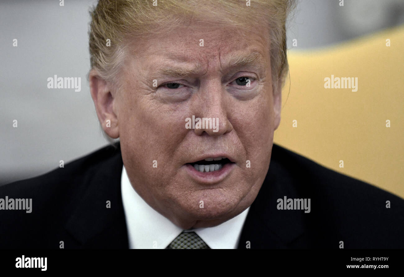 Präsidenten der Vereinigten Staaten Donald J. Trumpf spricht während einer Sitzung mit Leo Varadkar, der irische Premierminister im Oval Office des Weißen Hauses in Washington, DC, USA, am Donnerstag, dem 14. März 2019. Credit: Olivier Douliery/Pool über CNP/MediaPunch Stockfoto