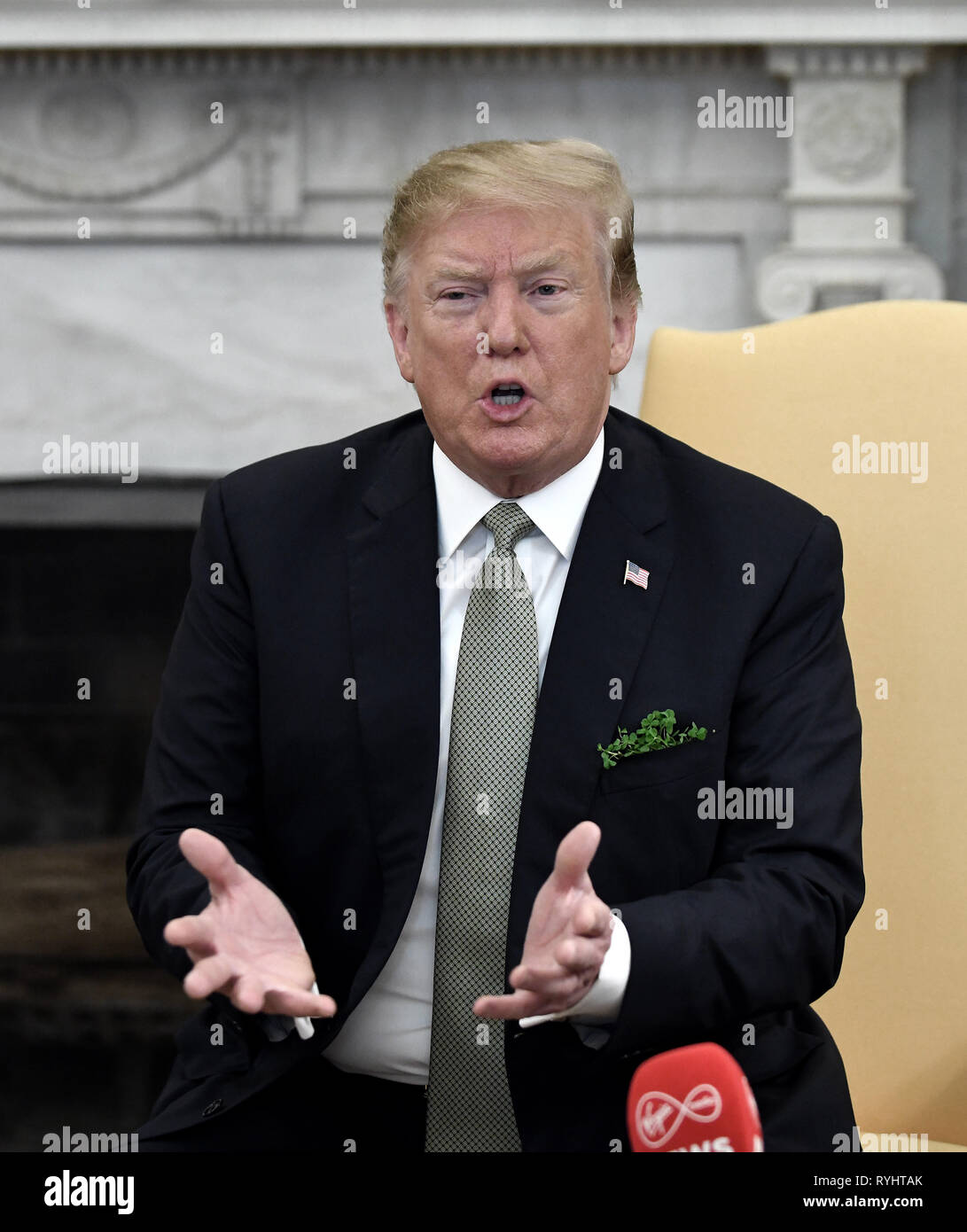 Präsidenten der Vereinigten Staaten Donald J. Trumpf spricht während einer Sitzung mit Leo Varadkar, Premierminister Irlands Bayerns rin das Oval Office des Weißen Hauses in Washington, DC, USA, am Donnerstag, dem 14. März 2019. Credit: Olivier Douliery/Pool über CNP/MediaPunch Stockfoto