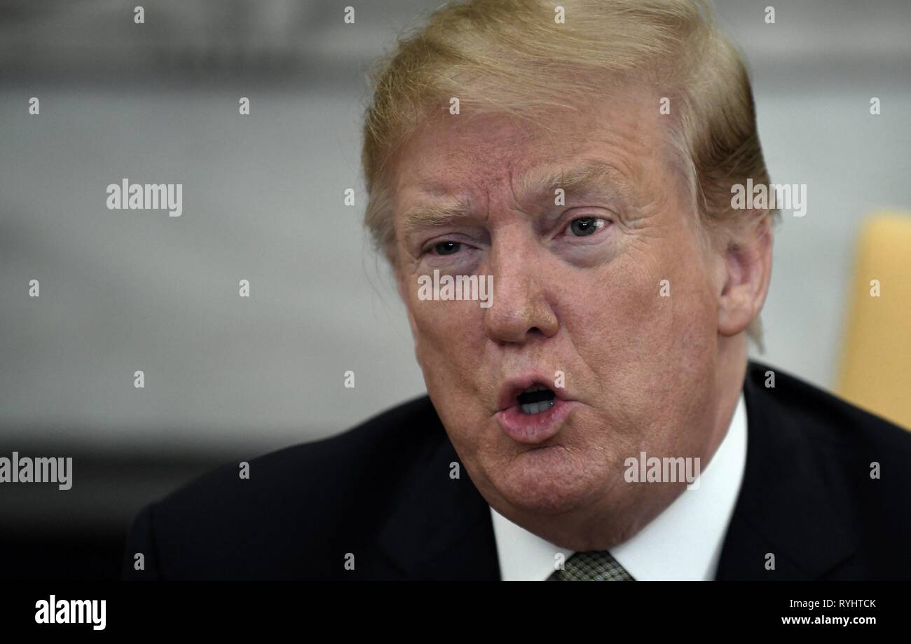 Washington, DC, USA. 14 Mär, 2019. Präsidenten der Vereinigten Staaten Donald J. Trumpf spricht während einer Sitzung mit Leo Varadkar, Premierminister Irlands Bayerns rin das Oval Office des Weißen Hauses in Washington, DC, USA, am Donnerstag, dem 14. März 2019. Credit: Olivier Douliery/Pool über CNP | Verwendung der weltweiten Kredit: dpa/Alamy leben Nachrichten Stockfoto