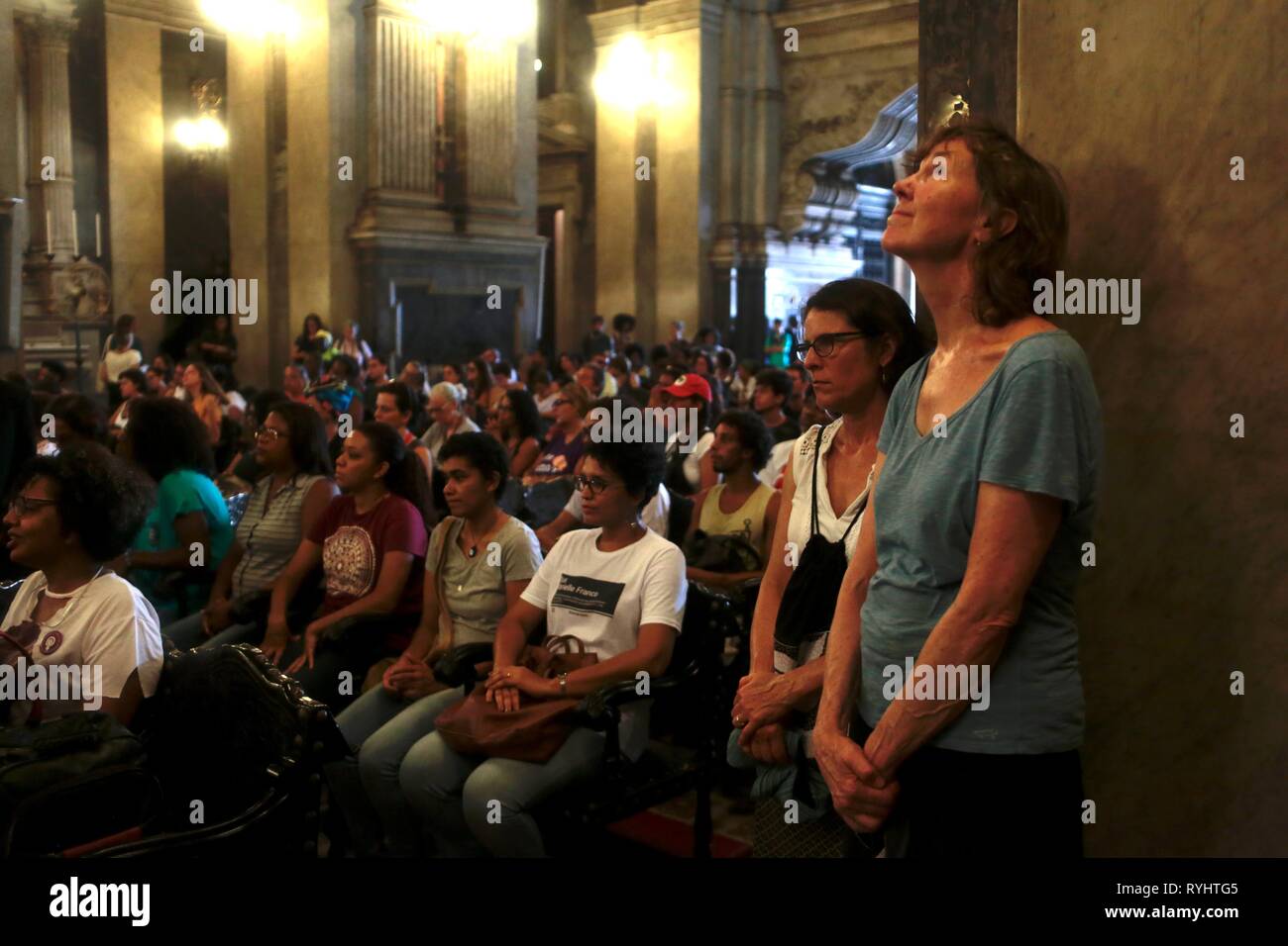 Rio De Janeiro, Brasilien. 14 Mär, 2019. Menschen besuchen einen Dienst zu Ehren der ermordeten Stadtrat Marielle Franco und ihr Fahrer Anderson Gomes ein Jahr nach ihrem Tod. Der Politiker der Partei Die Linke PSOL wurde erschossen in Ihrem Auto am 14. März 2018. Sie war aktiv gegen Gewalt und Korruption in den Slums von Rio de Janeiro. Sie wandte sich offenbar die mächtigen Milizen gegen Sie. Credit: Ian Cheibub/dpa/Alamy leben Nachrichten Stockfoto