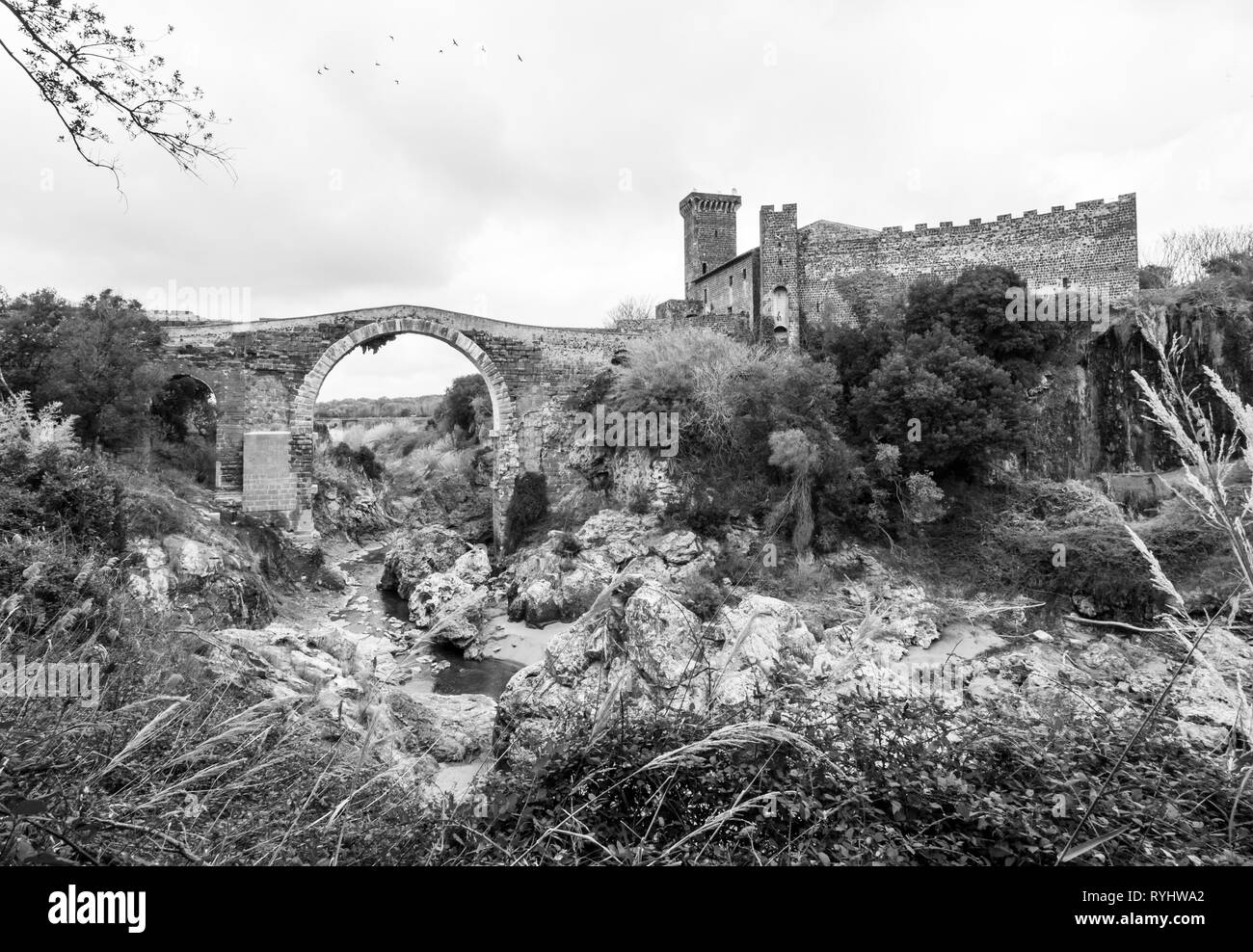 Vulci (Italien) - die mittelalterliche Burg von Vulci, heute Museum, mit Brücke des Teufels. Vulci ist ein etruskischen Ruinen Stadt in der Region Latium, in der fiora Fluss Stockfoto