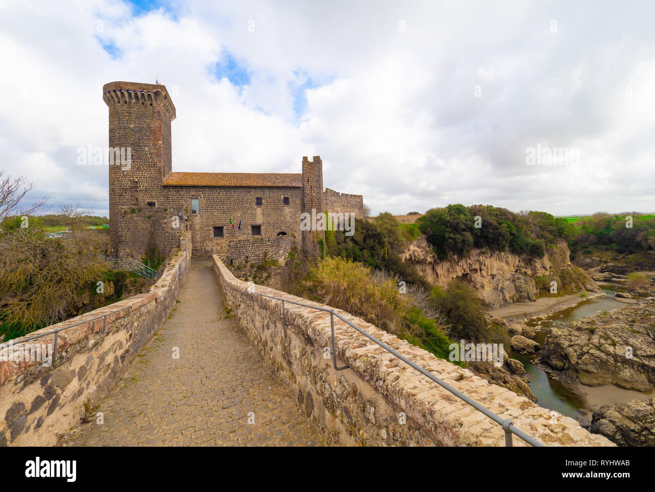 Vulci (Italien) - die mittelalterliche Burg von Vulci, heute Museum, mit Brücke des Teufels. Vulci ist ein etruskischen Ruinen Stadt in der Region Latium, in der fiora Fluss Stockfoto