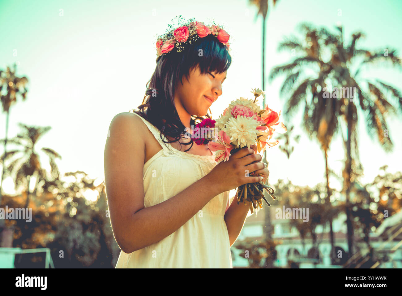 Mädchen Modellierung mit Blumen Blumenstrauß Stockfoto