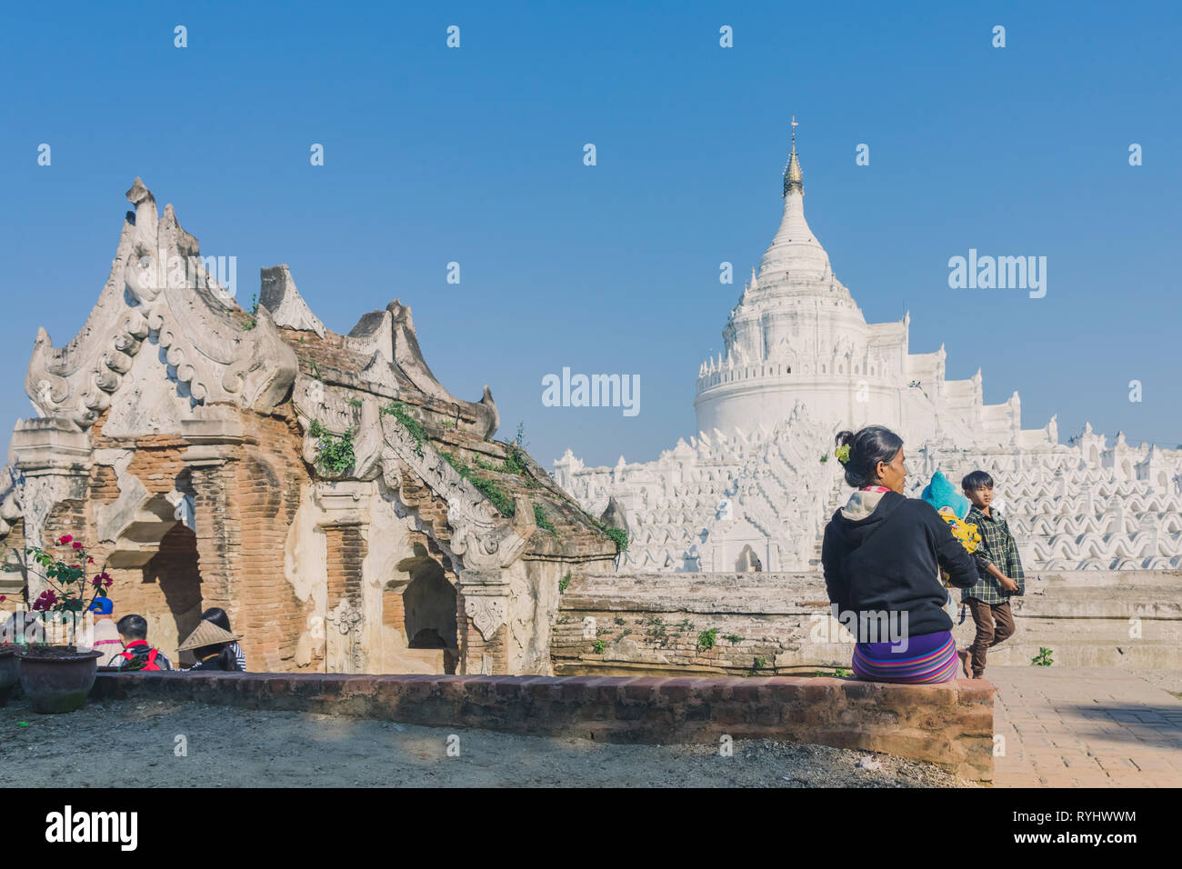 MINGUN - Myanmar, 20. Januar 2019: Unbekannter Touristen unterwegs und im Mya Thein Tan Pagode Fotografieren auf Januar 20,2019 in Mingun, Myanmar. Stockfoto