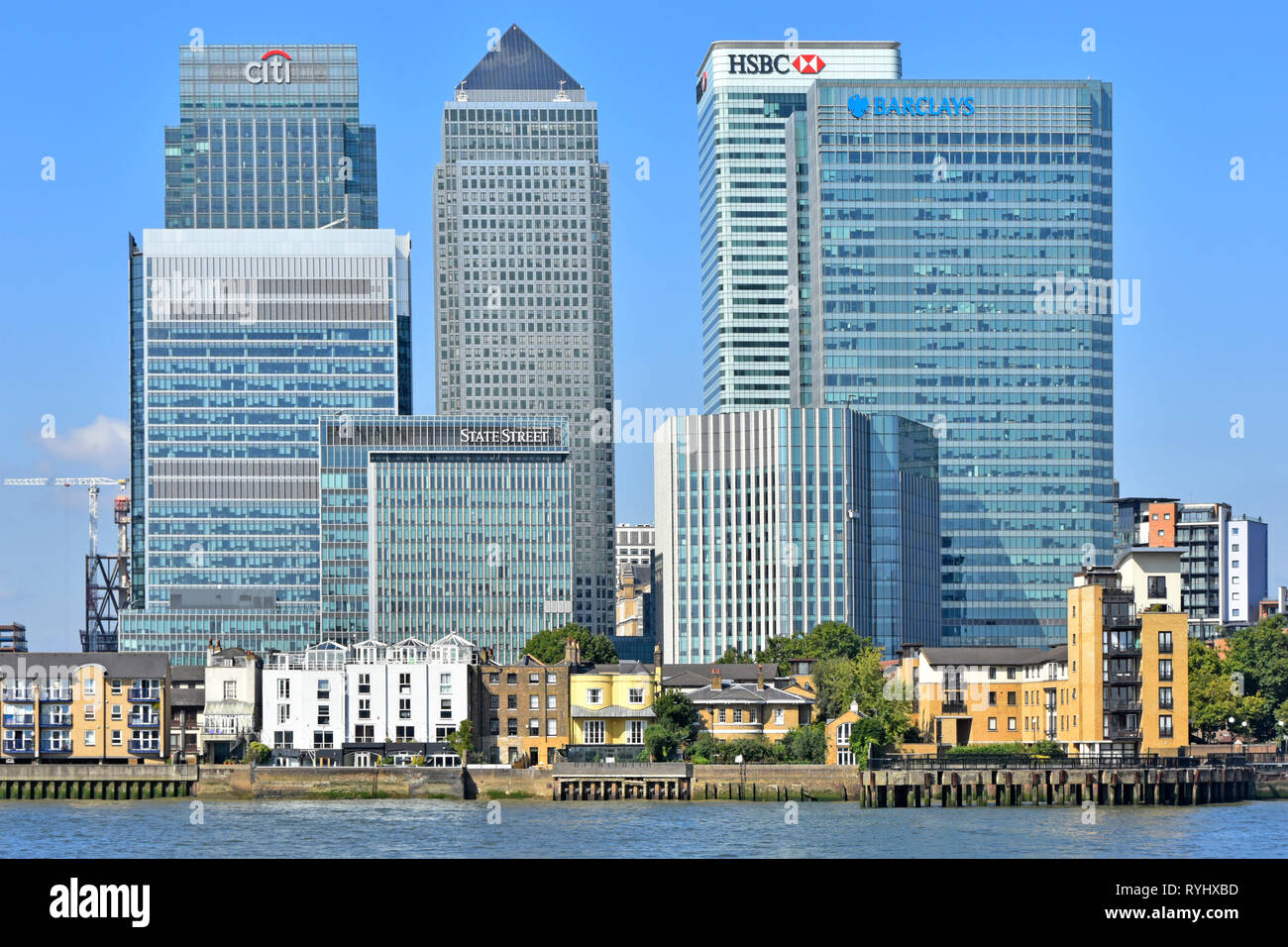 Modernes Wahrzeichen Wolkenkratzer bauen auf Canary Wharf London Docklands Skyline in finanziellen Bankenviertel HQ bank Büro für Barclays, HSBC England Großbritannien Stockfoto