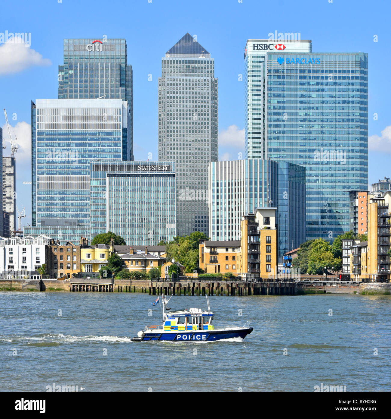 Metropolitan Police River Thames Patrouillenboot & modernes Wahrzeichen Wolkenkratzer bankgebäude auf Canary Wharf Isle of Dogs East London Docklands Skyline Großbritannien Stockfoto
