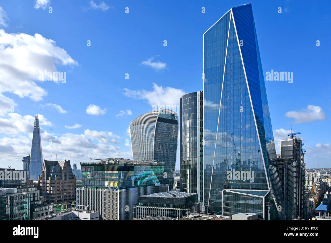 Glas reflektierende Beschichtung auf den neuen modernen Skalpell Wahrzeichen Wolkenkratzer Bürogebäude in der Londoner City Skyline mit Blick auf den Shard England Großbritannien Stockfoto