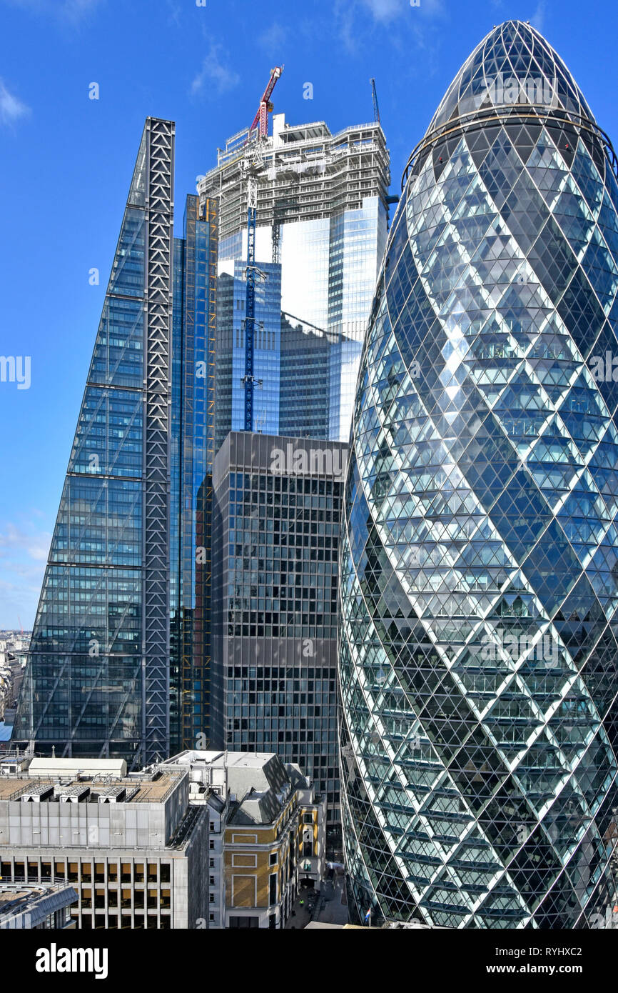 Stadt London Skyline Stadtbild der Pinnacle Wolkenkratzer im Bau befindliches Gebäude zwischen den nahe gelegenen Sehenswürdigkeiten Leadenhall Building & Gherkin London UK Stockfoto