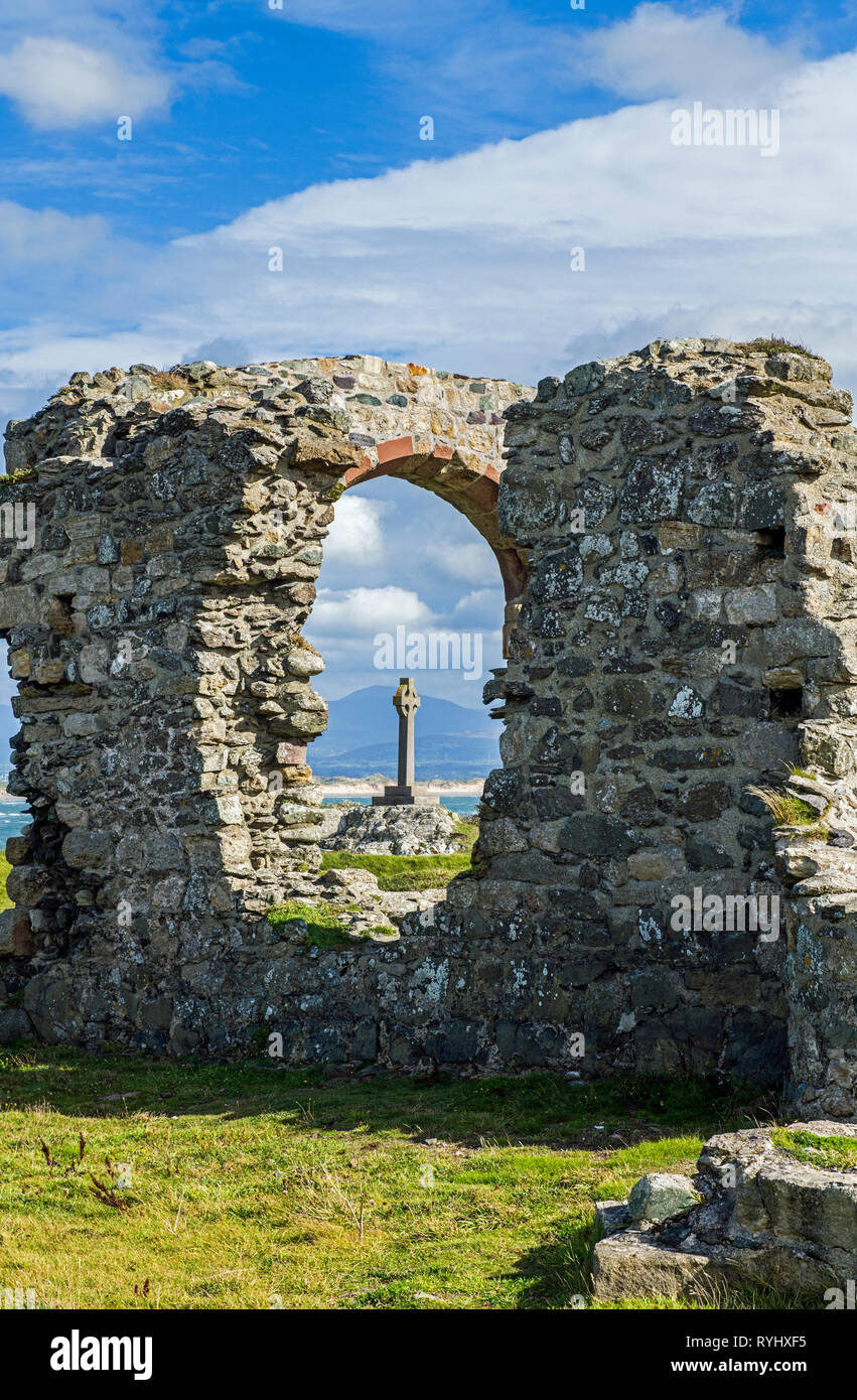 Die Ruinen der Kirche des Hl. Dwynwen auf llanddwyn Island aus Whitby Warren und Strand, Angelsey, North Wales. Llanddwyn ist eine Gezeiten- Insel. Stockfoto