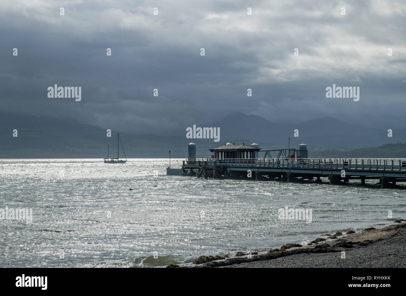Am Pier in Beaumaris an der Küste von Anglesey auf einem sehr launisch Wetter Tag, North Wales Stockfoto