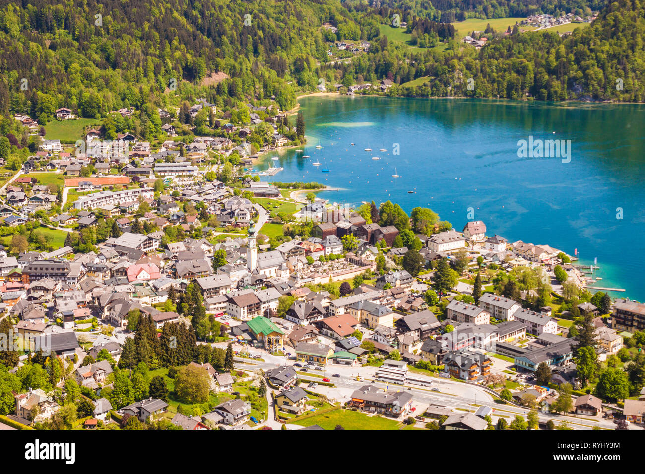 Hoch oben auf alpinen Stadt St. Gilgen am Wolfgangsee an einem schönen sonnigen Tag. Salzburger Land, Österreich Stockfoto