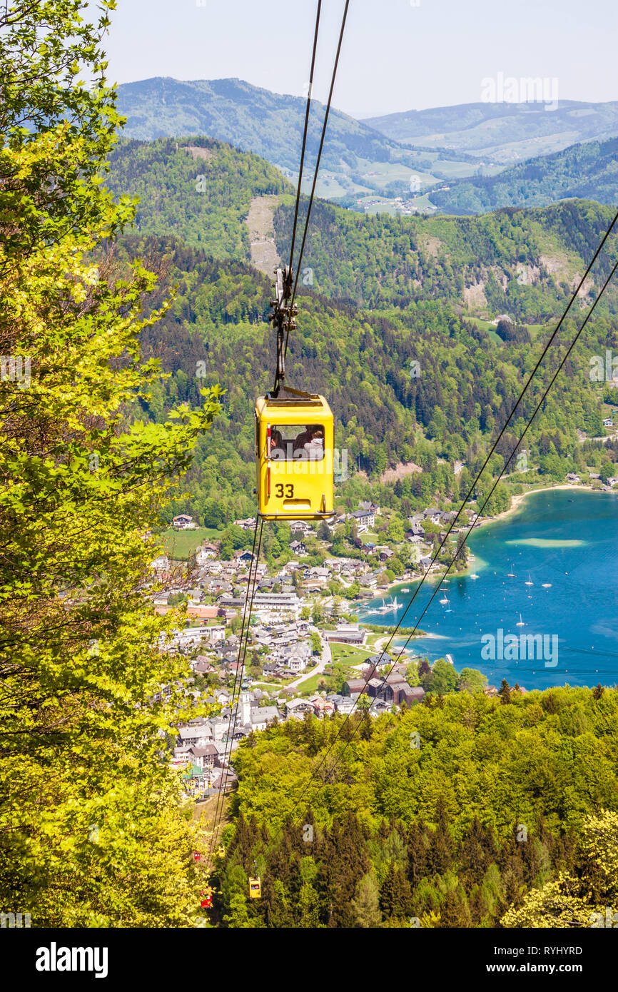 Gelbe Gondel der Seilbahn Zwoelferhorn (Seilbahn) Reisen nach oben und unten alpine Peak mit Blick auf den Ort St. Gilgen und Wolfgangsee, Salzburg Land Stockfoto