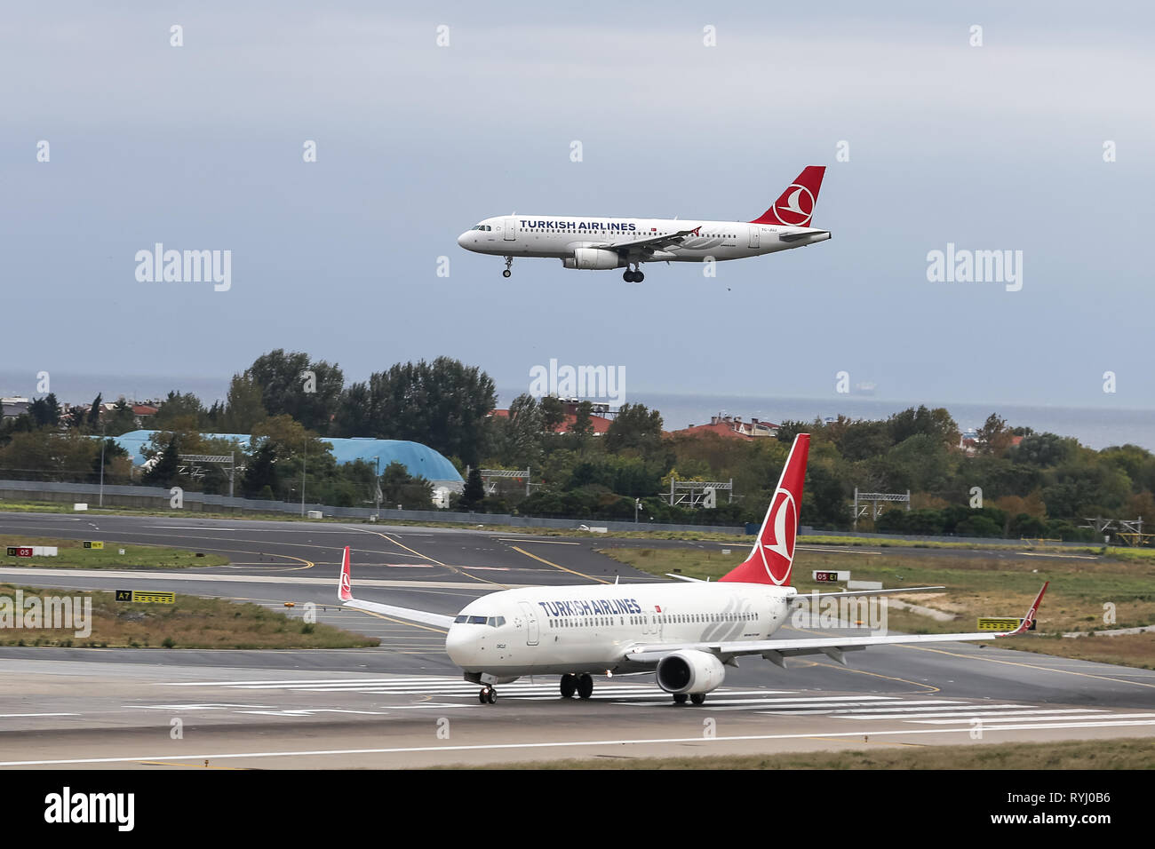 ISTANBUL, Türkei - 30. SEPTEMBER 2018: Turkish Airlines Airbus A320-232 (CN 2522) Landung Flughafen Istanbul Atatürk. Dein ist die Fluggesellschaft der Türke Stockfoto