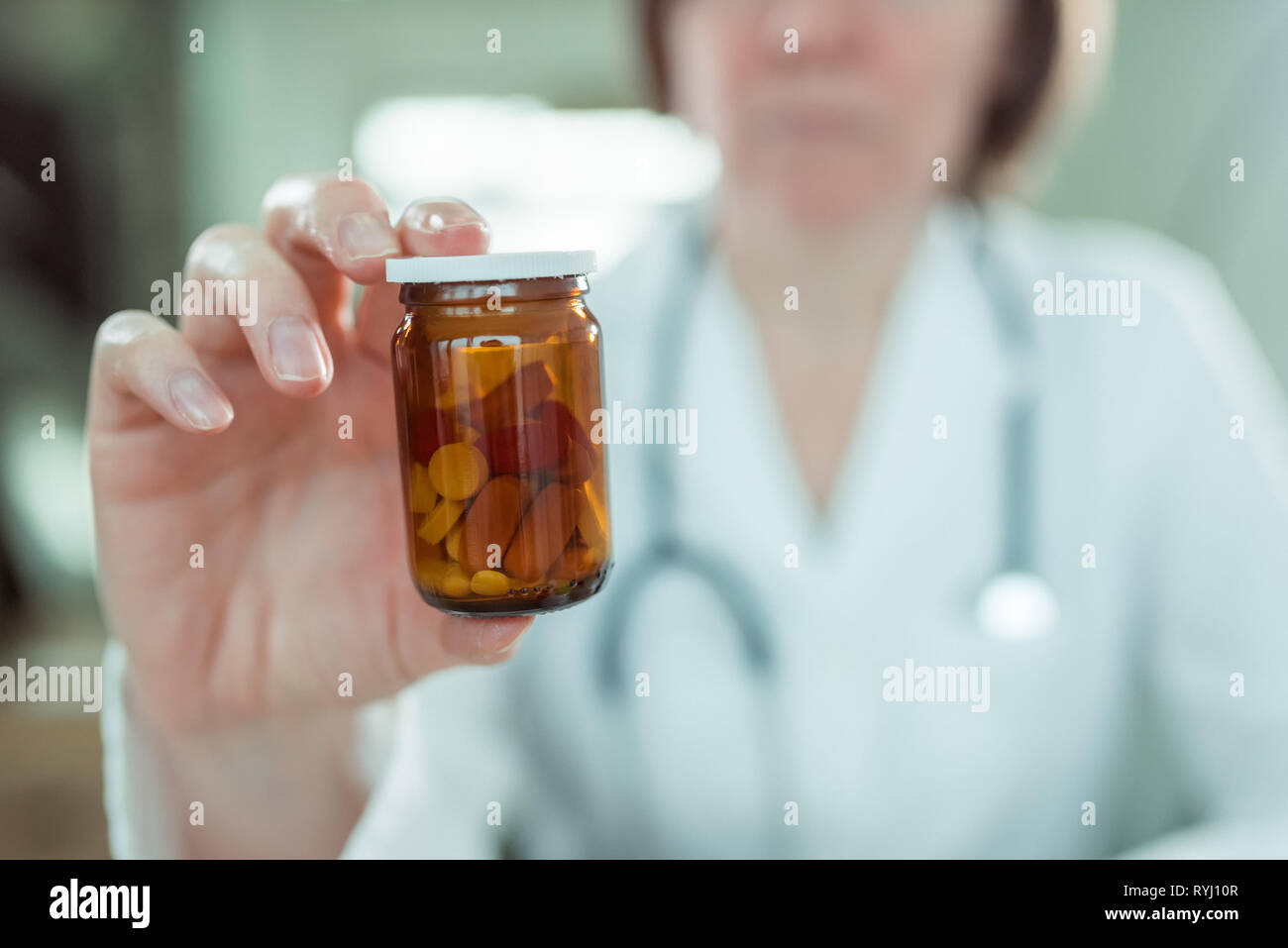 Arzt empfiehlt Generika. Weibliche Hausarzt holding Flasche mit Tabletten, selektiven Fokus. Stockfoto