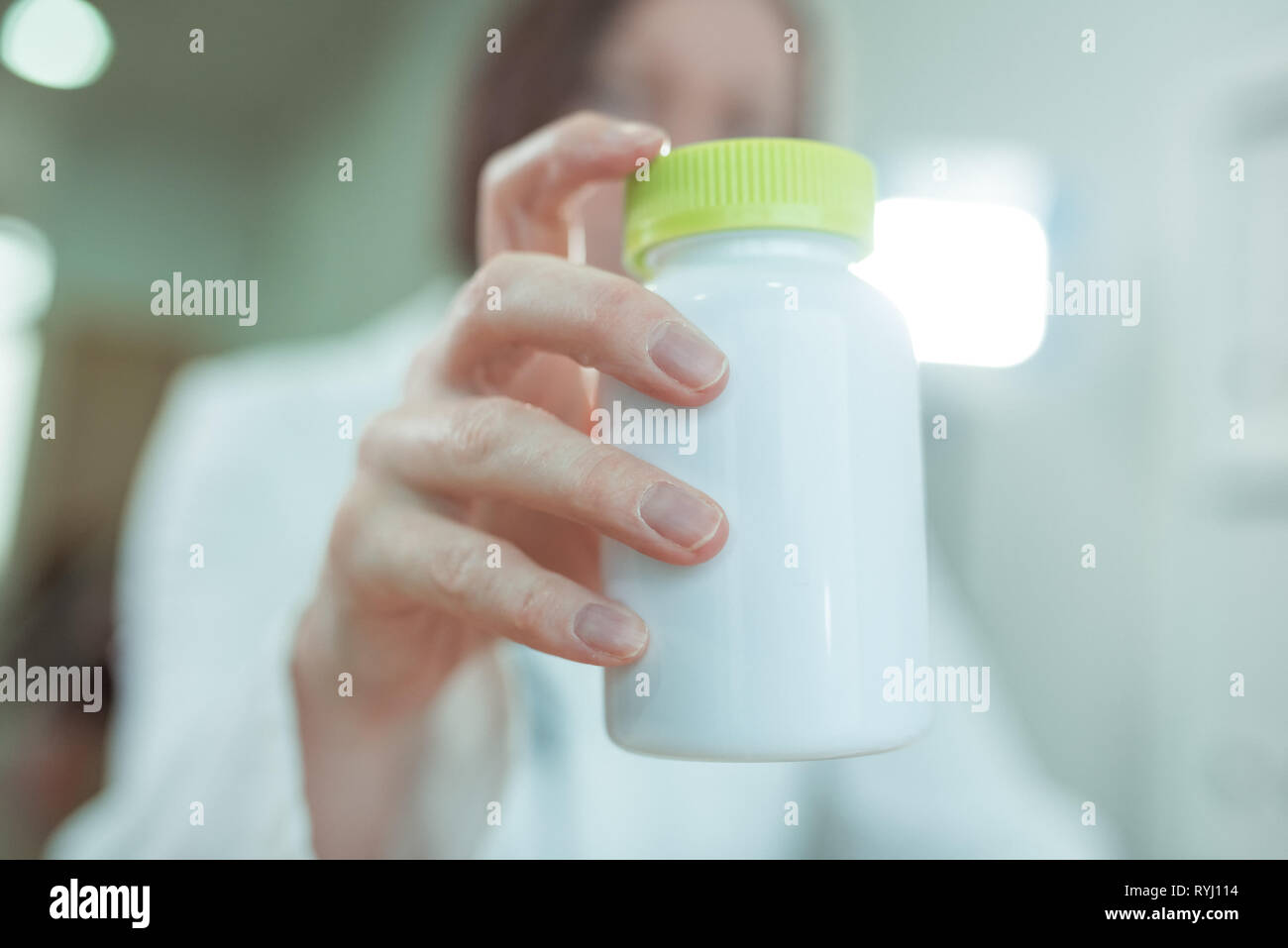 Arzt empfiehlt Vitamin ergänzt, in der Nähe der weiblichen Hausarzt Holding eine Flasche Tabletten Stockfoto