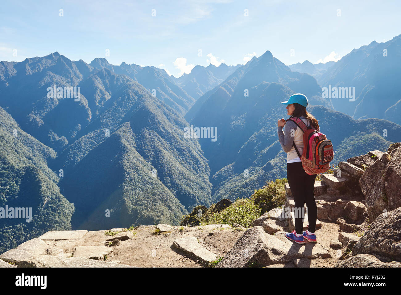 Profil von Wandern Frau stand auf der Klippe Stockfoto
