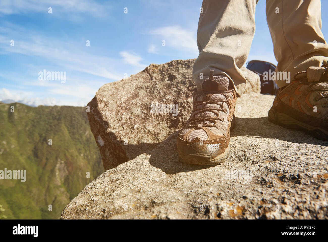 Mann in Wanderschuhe stand auf der Stone Mountain Hintergrund Stockfoto