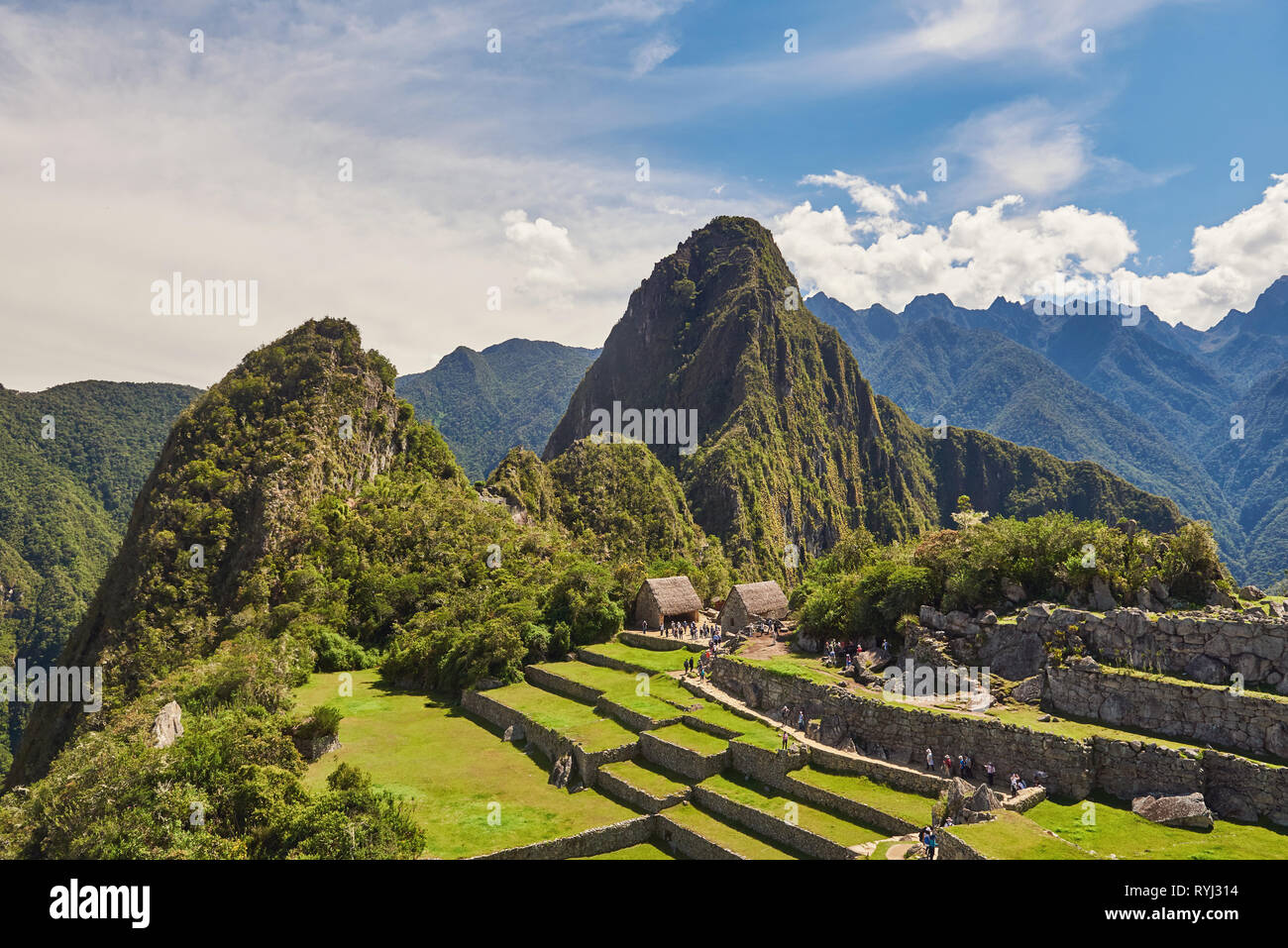 Machu Picchu, Peru - 22. April 2017: Panorama der alten Machu Picchu Ruinen mit touristischen Wandern rund um Stockfoto