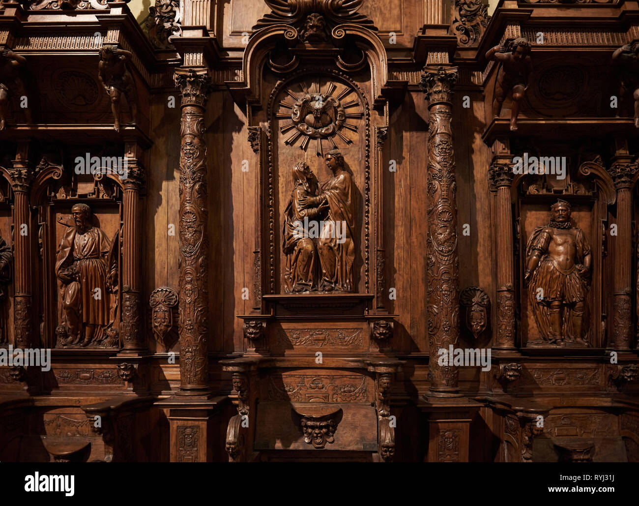 Lima, Peru - 23. April 2017: Hölzerne Statuen in Peru Kirche in alten Altar Stockfoto
