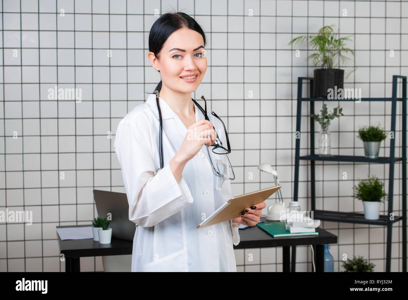 Portrait von Frau Doktor mit Ihren digitalen Tablet im Büro Stockfoto