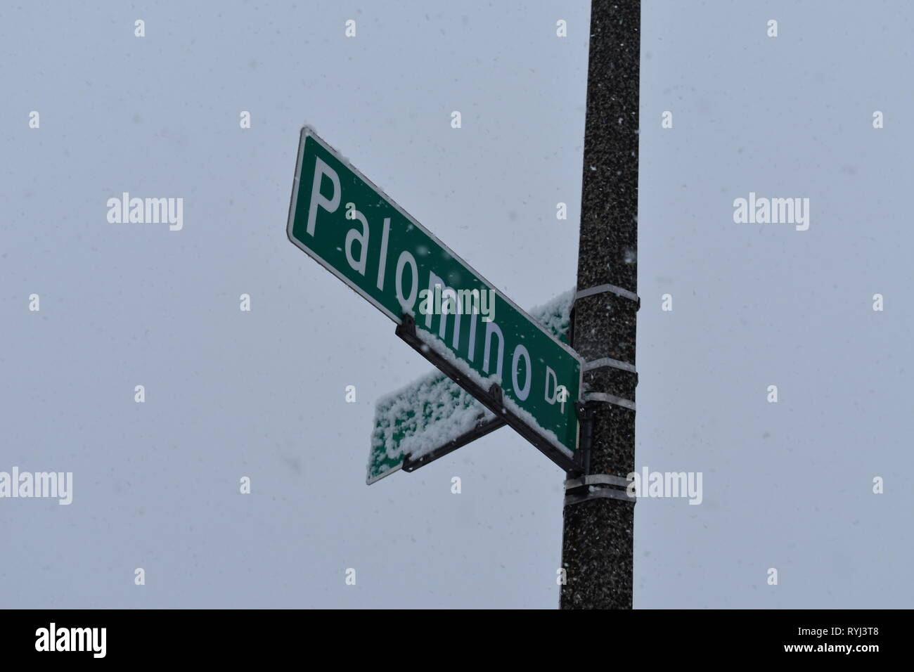 Straßenschild mit Schnee Stockfoto