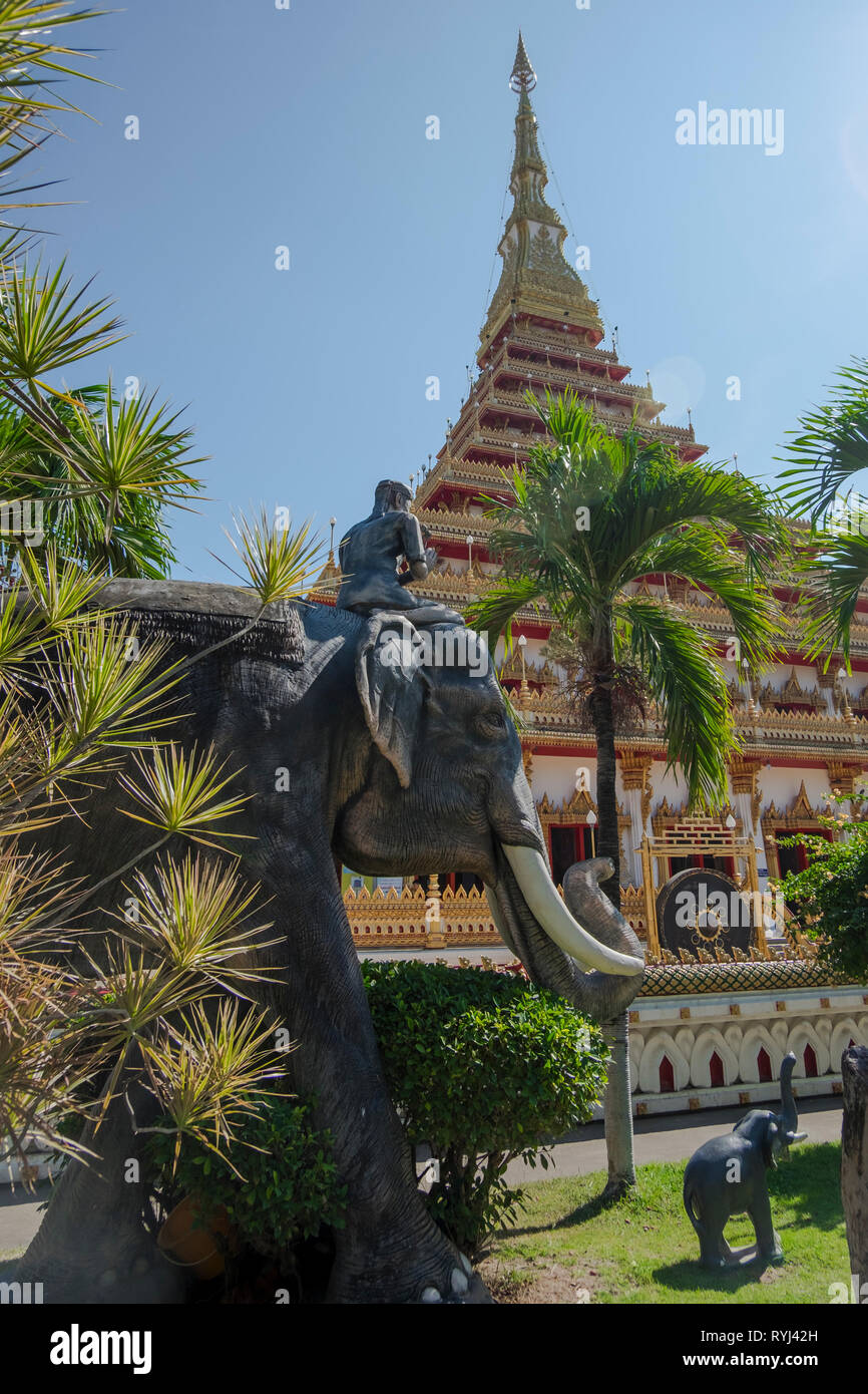 Eine Ansicht der großen Pagode (mit Elephant) an der Phra Mahathat Kaen Nakhon in Khon Kaen, Thailand Stockfoto