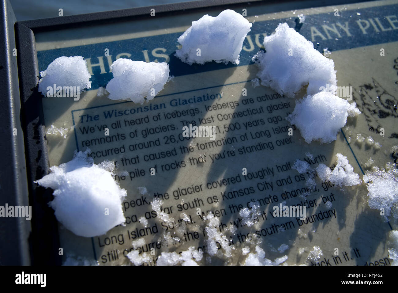 Ein State Park Information Board über Gletscher und Eisberge der Eiszeit, vor etwa 20.000 Jahren mit einem Diorama von Schnee Klumpen. Stockfoto