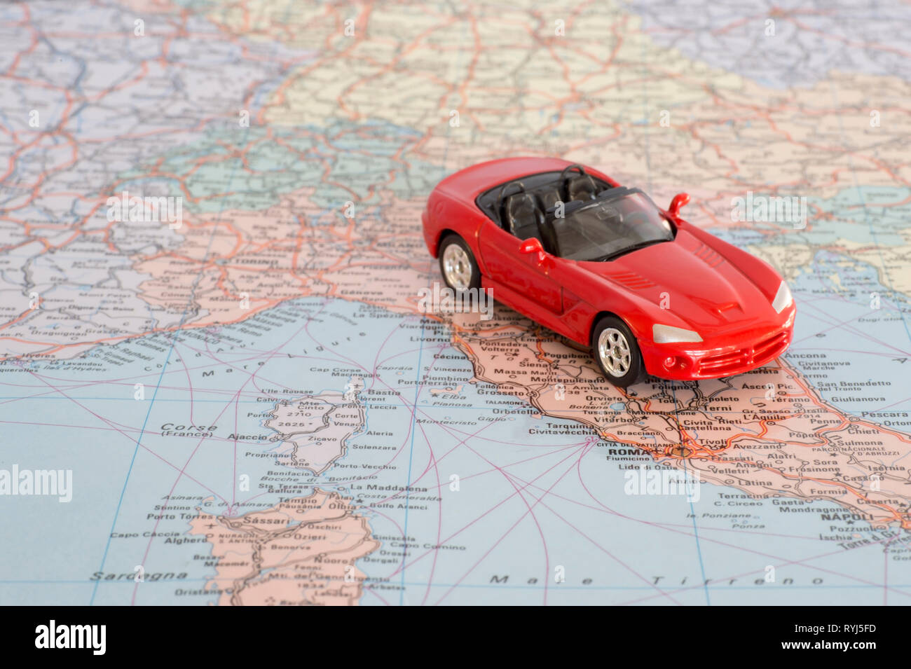 Spielzeug rotes Auto auf der geografischen Karte von Europa. Reiseroute Planung Konzept. Stockfoto