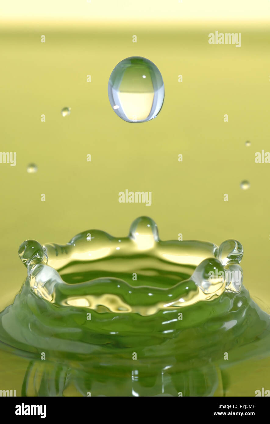 Grünes Wasser spritzen. Fallende Tropfen Wasser. Stockfoto