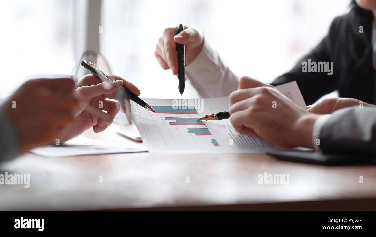 Aus der Nähe. das Business Team ist der Diskussion der finanzielle Gewinn des Unternehmens Stockfoto