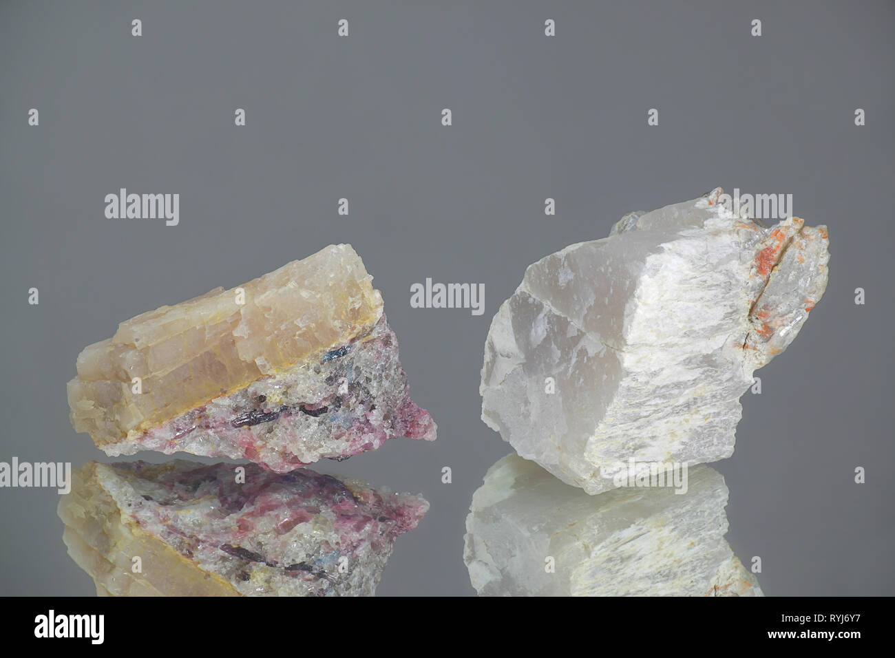 Kristalle von zwei großen Industrie lithium Erzen. Links, Rechts spodumene petalite. Probe von Haapaluoma Lithium Steinbruch in Finnland. Stockfoto